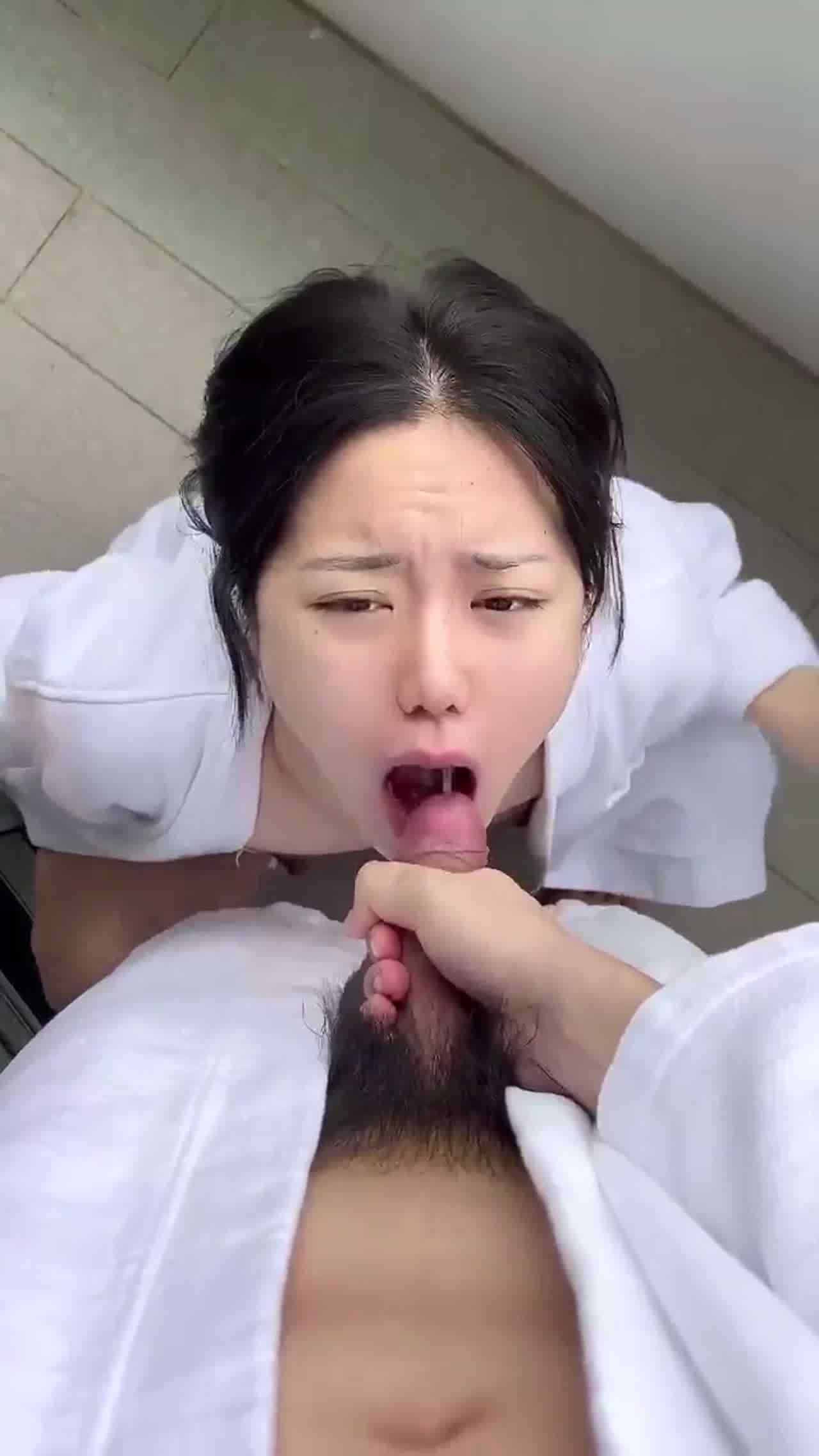  阳台母狗口交 演的像真的很好喝 的剧照8