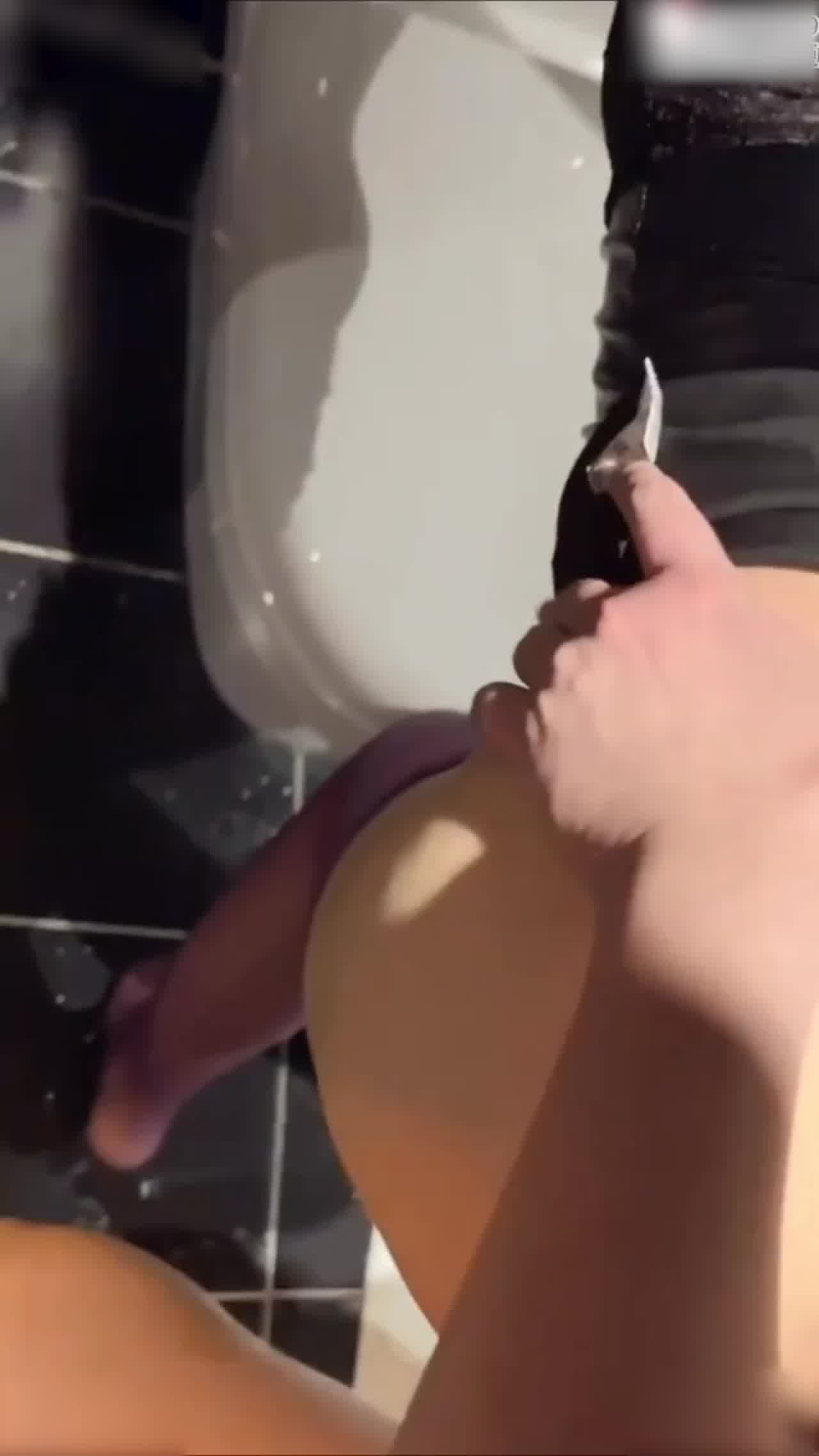  酒吧刚认识竟能耖 尿失禁体质，不停的放尿 的剧照9