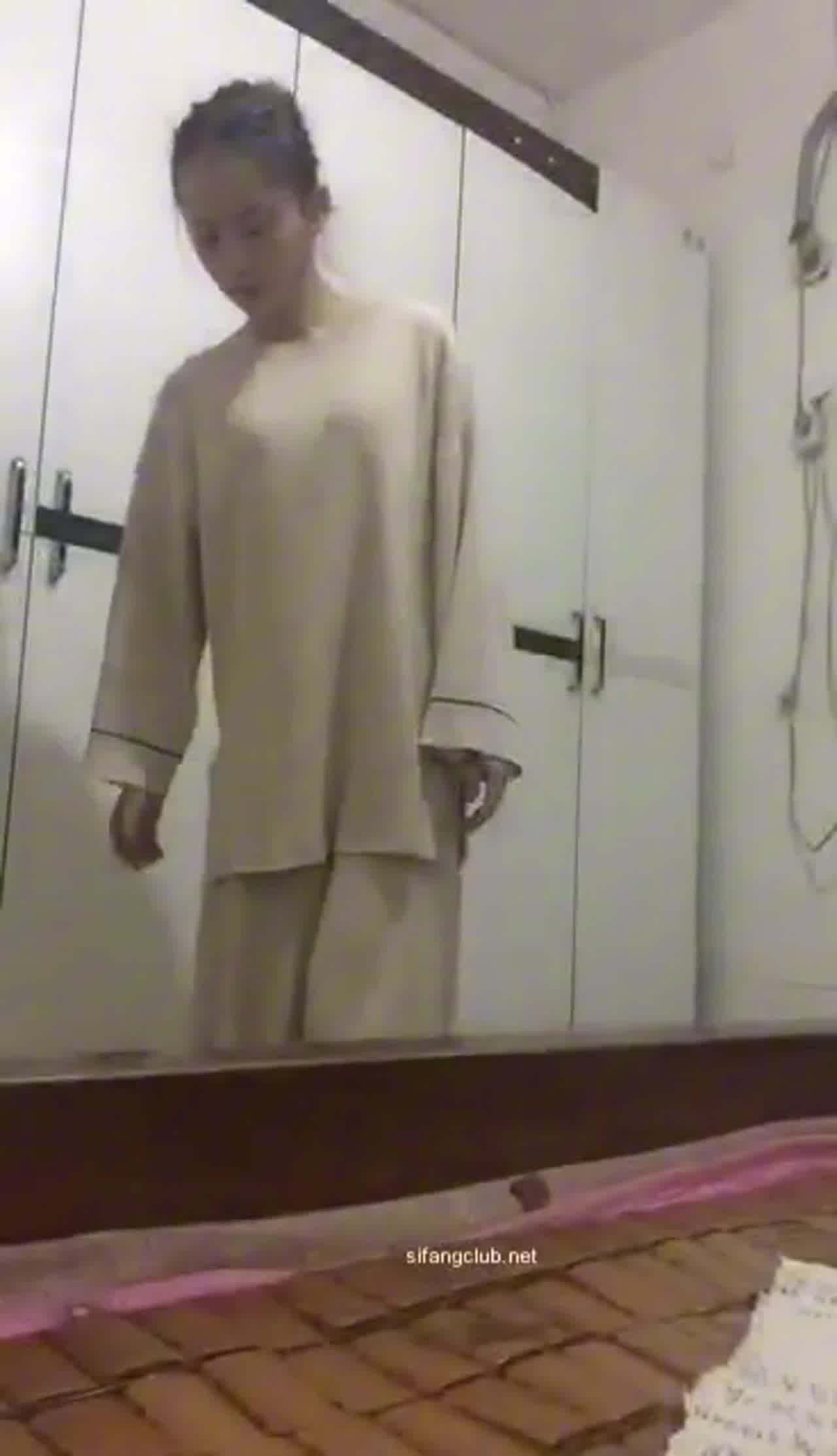  【借裸贷还敢不还钱？】精选裸贷合集，贷款买手机，借贷整容的俩妹子，没能力偿还千万别借这种贷款！ 的剧照1