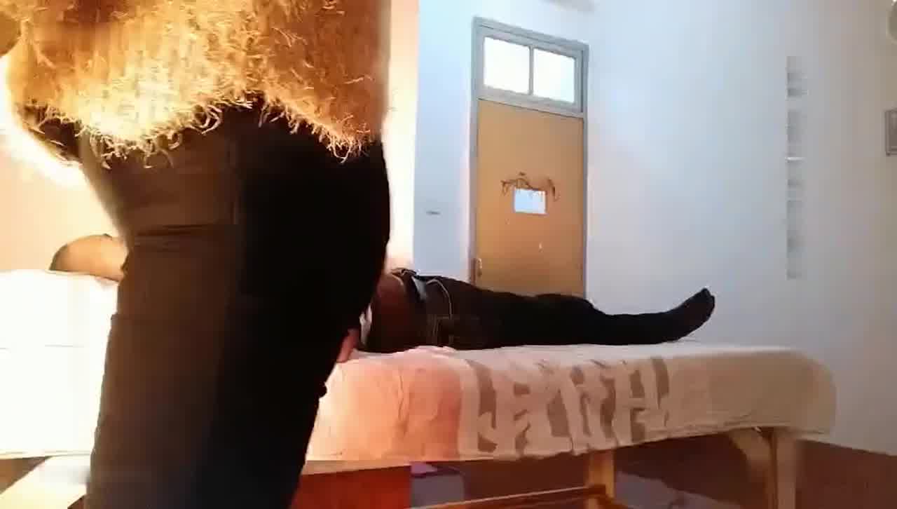  街边爱情【双响炮】性瘾发作，连续搞了两个按摩妹，尝试多个鲍鱼，次次炮响，太厉害了！ 的剧照7