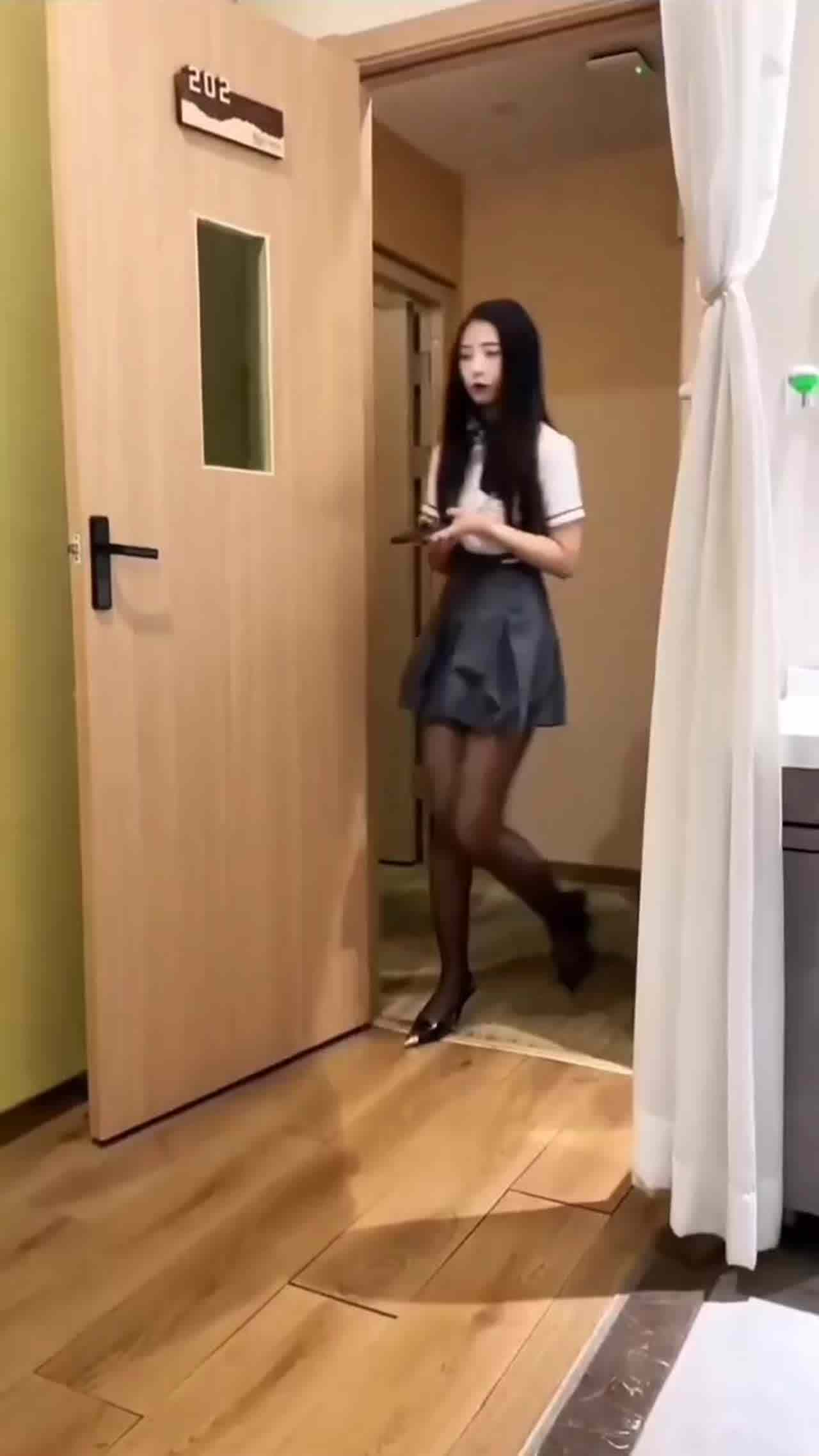  按摩小姐姐为何要遮窗户 的剧照6