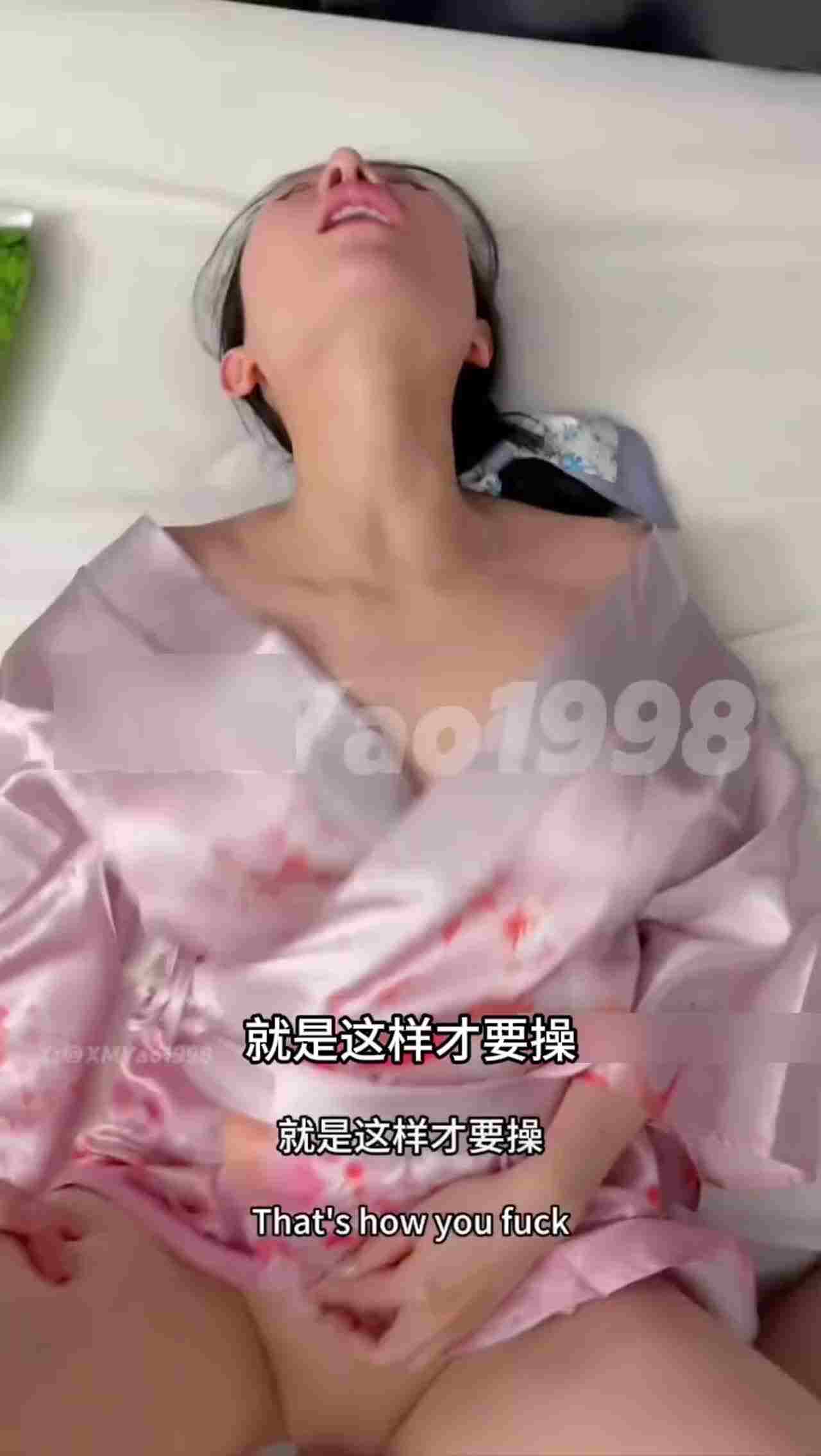  自购推特绿帽大神-老公以后不用洗鸡巴了，我每天用嘴巴帮你洗，一脸享受的反差表情，还上演ntr绿帽剧情 的剧照9