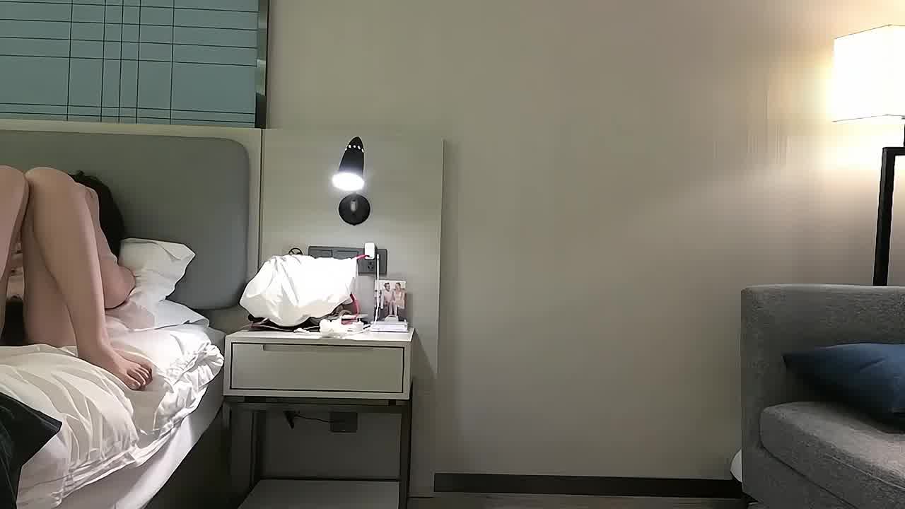  持续疯狂输出翘臀年轻少妇，操瘫在床淫水被操干了 的剧照6