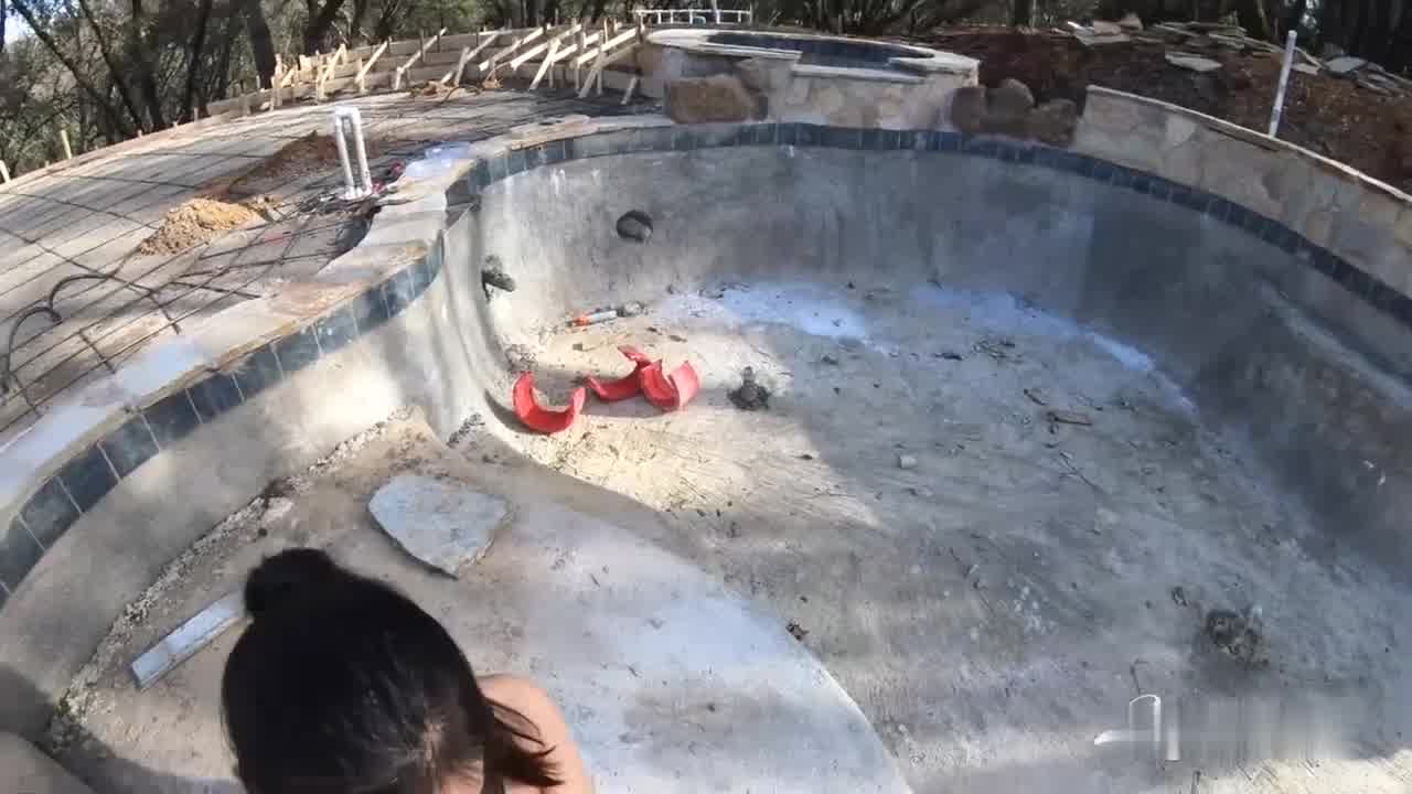  出国吃洋屌的妹子 跑去别人院子里性爱 还被监视器录下来 的剧照8