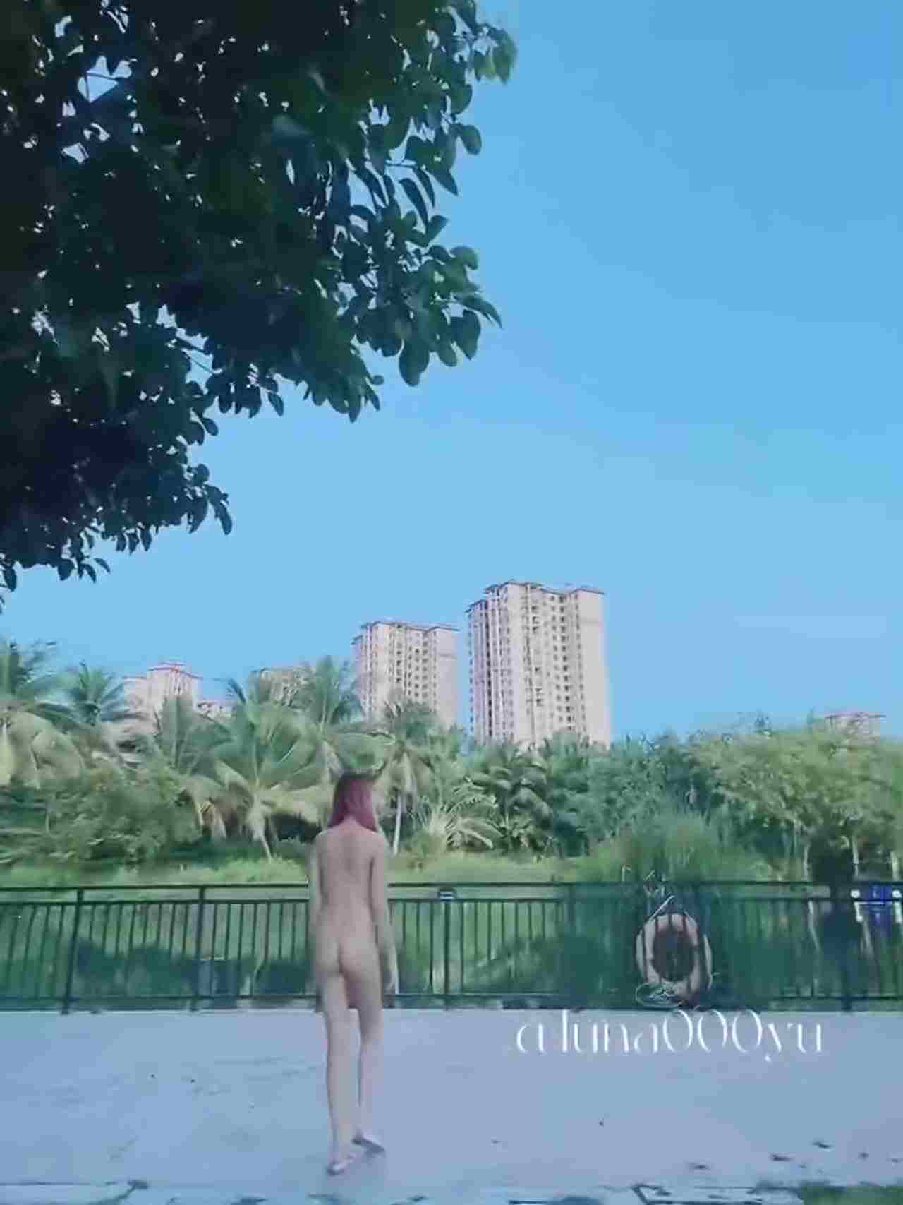  美女有裸癖好！大众场合不喜欢穿裤子阿 的剧照8