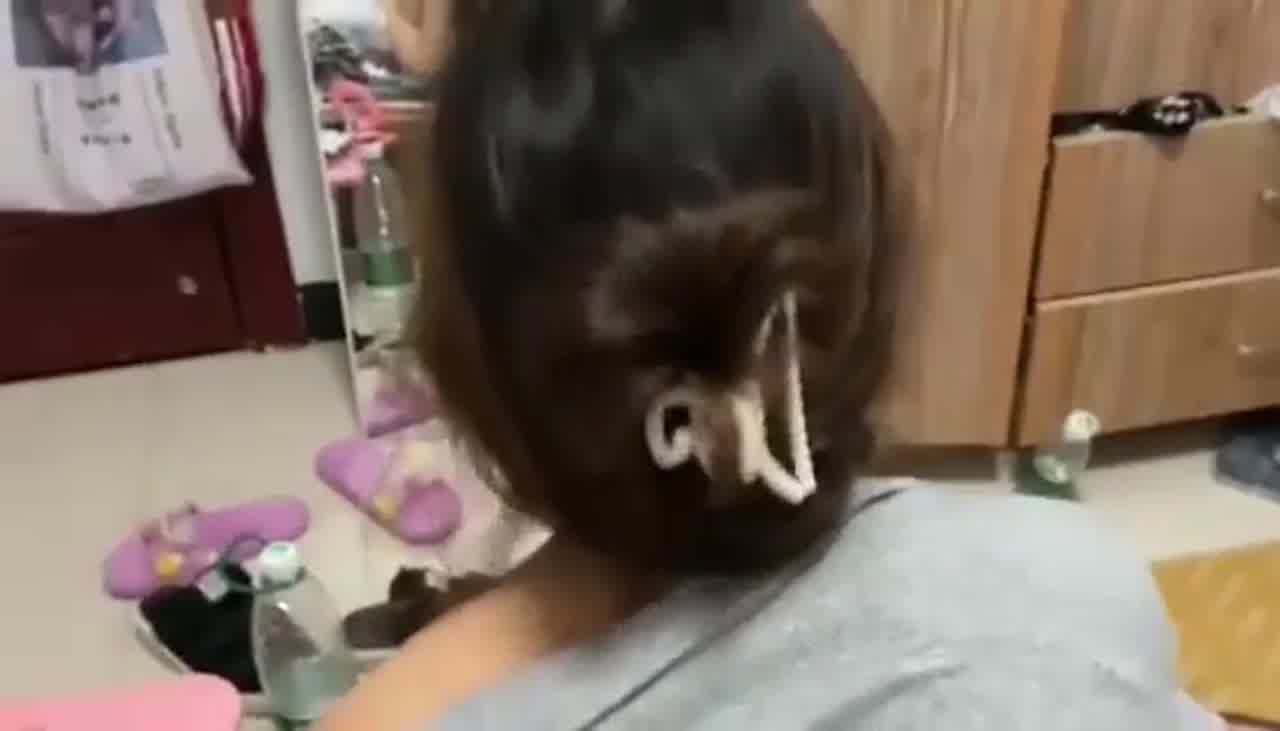  合肥学妹张佳彤 在教室啪啪不怕被别人发现 的剧照2