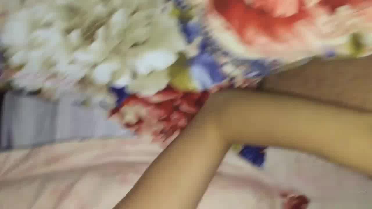  办公室禁断之恋!!狂握肉棒口爆后换上情趣睡衣继续爽 的剧照1