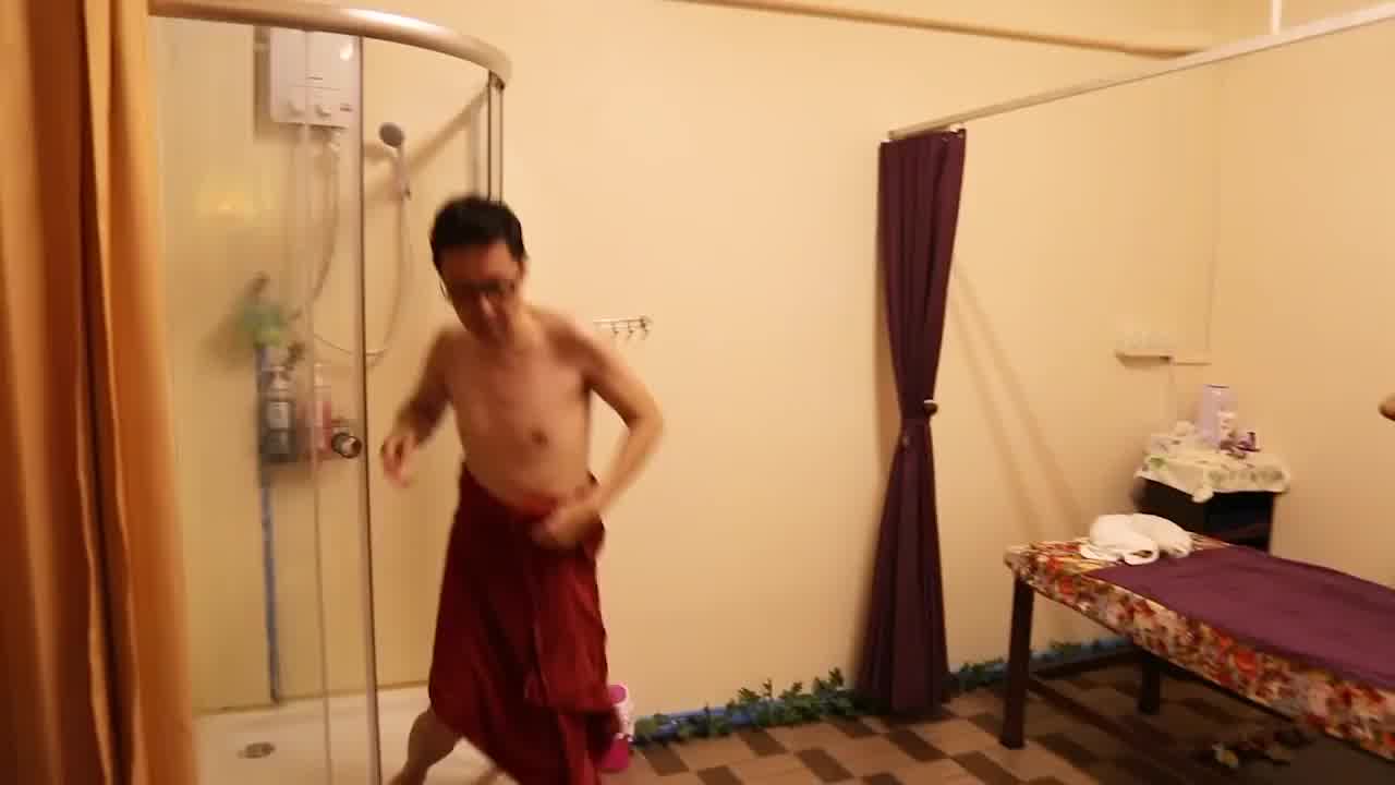  小鹏奇啪行第二季第8集高清未删.S02E08.小鹏体验抓龙筋大保健，舒爽过后拜访神秘客人竟然去了同志酒吧 的剧照7