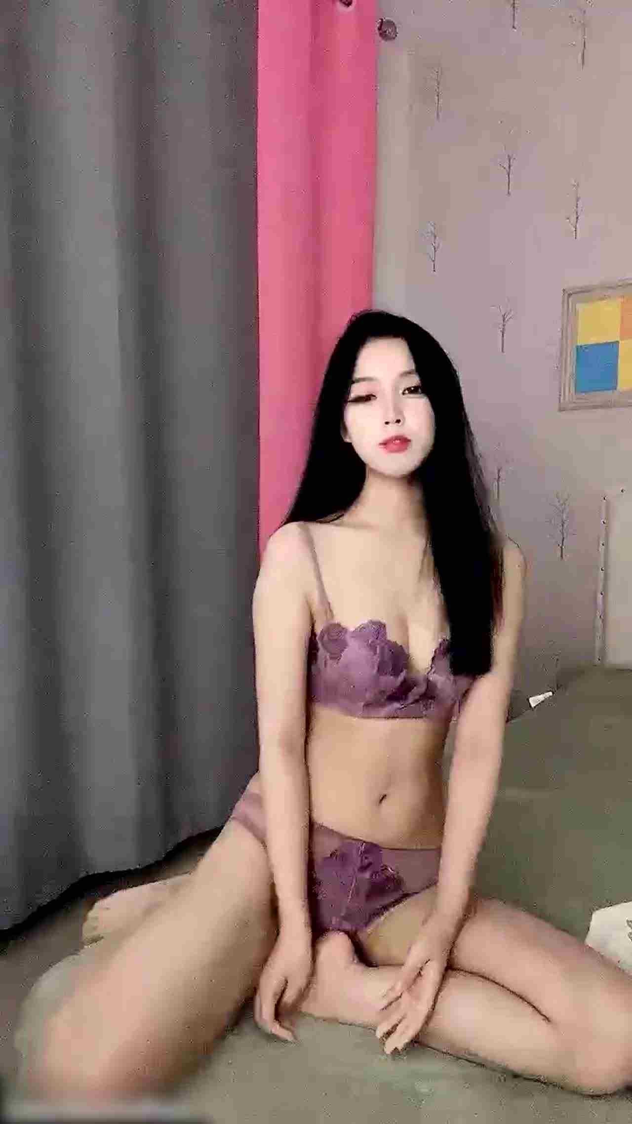  妖艳女主播的极品身材诱惑 的剧照2