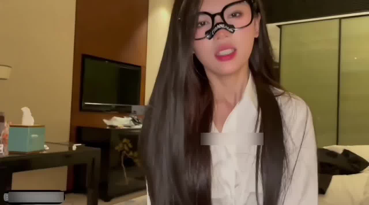  【这鸡巴是废了吗？舔10分钟都不硬】千里送逼的女孩真不多见了，结果还没让人家爽，舔半天都硬不全 的剧照3