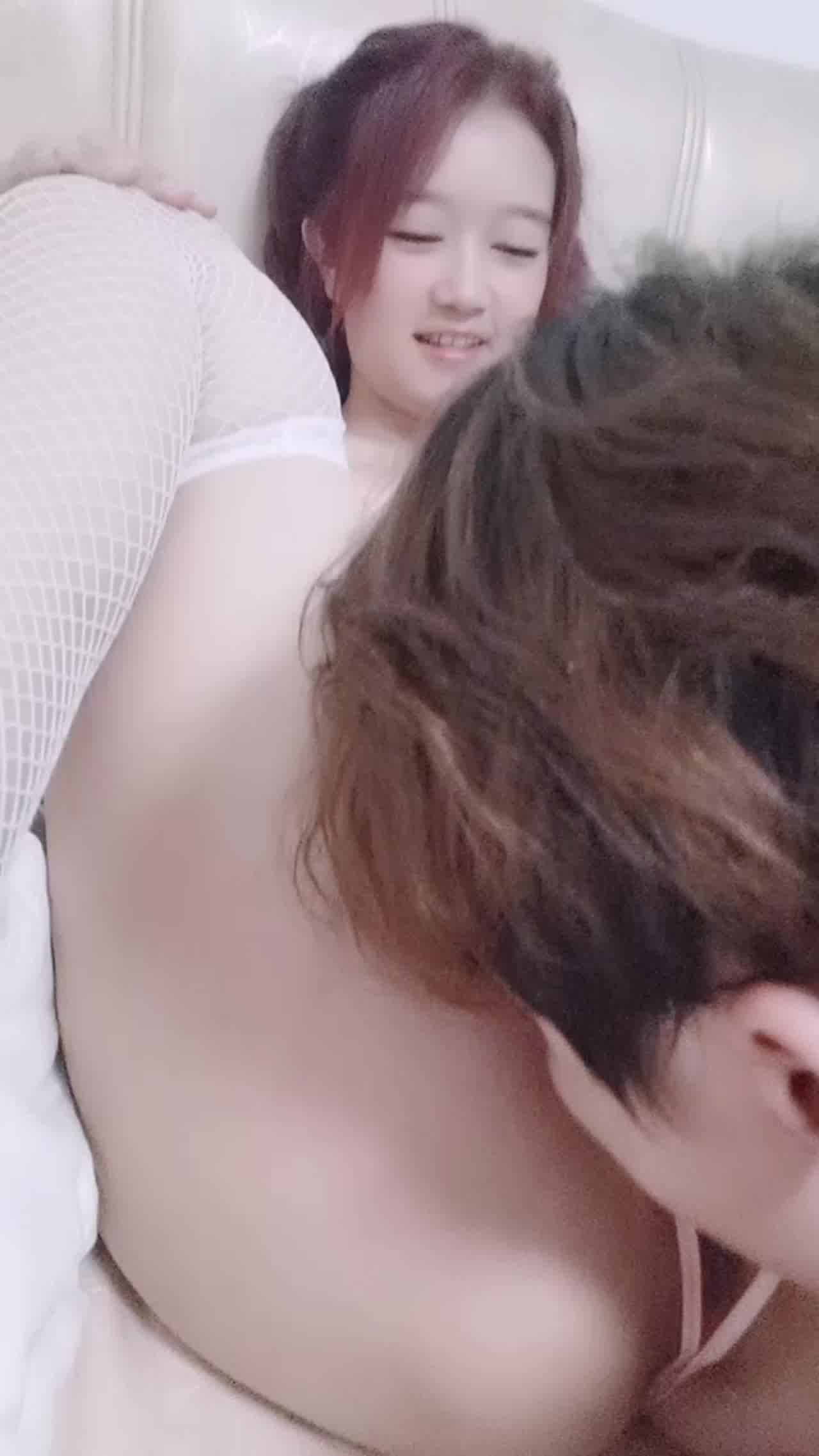  平时乖乖的小萝莉约粉丝团小哥哥一起(1) 的剧照7