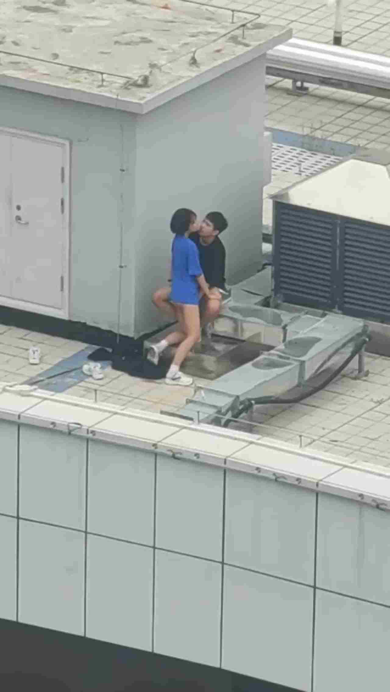  【独家首发】高中情侣翘课跑到商场天台啪啪，解锁各种姿势 的剧照1