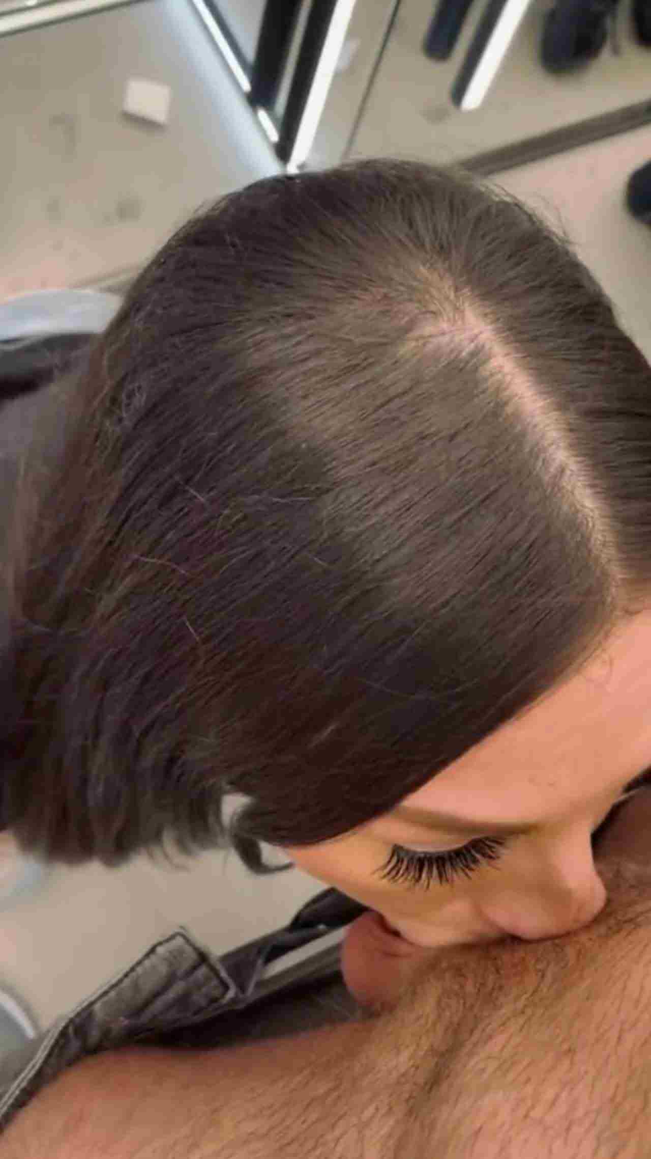  大鸡巴就是要深喉咙 这样才可以硬～～ 的剧照1