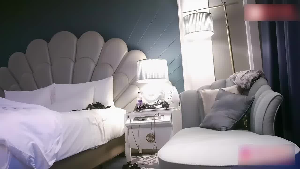  【探花届来了个碎花裙清纯女神】从碎花裙换成情趣黑丝的那一刻，实在是反差，主动戴上肛塞一直求操，4k超 的剧照1