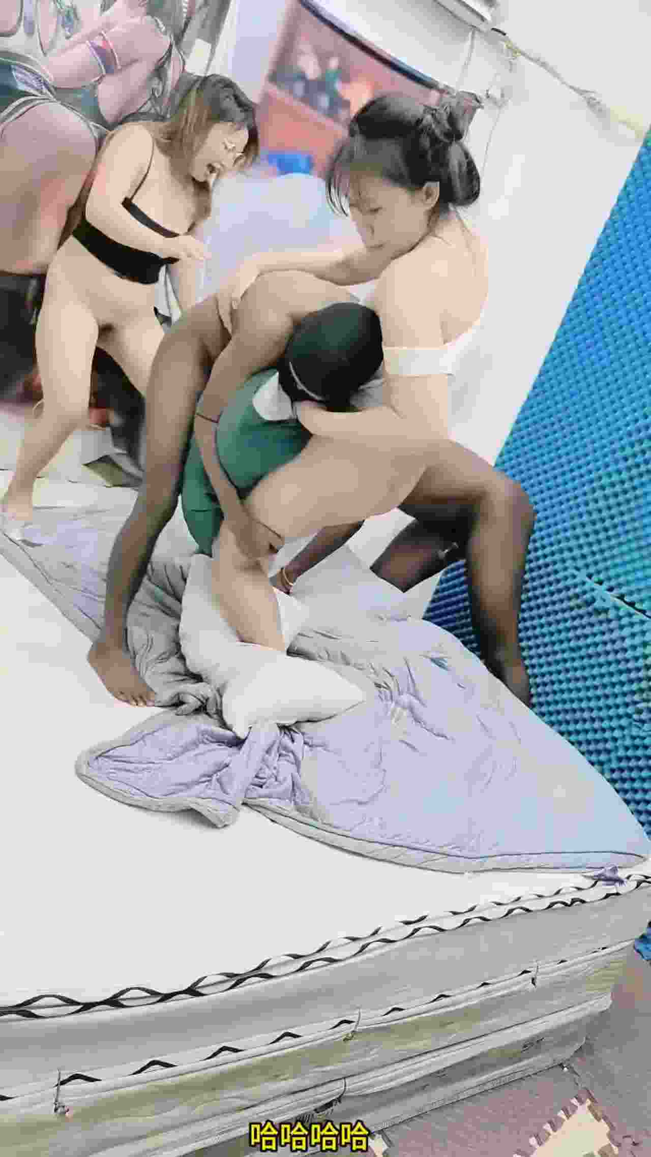  【妹子受不了大黑吊，吓的乱跑】黑白配群P盛宴，在楼道里逮住骚逼就是干，逼都要撑裂开了，还被抱起来草！ 的剧照4