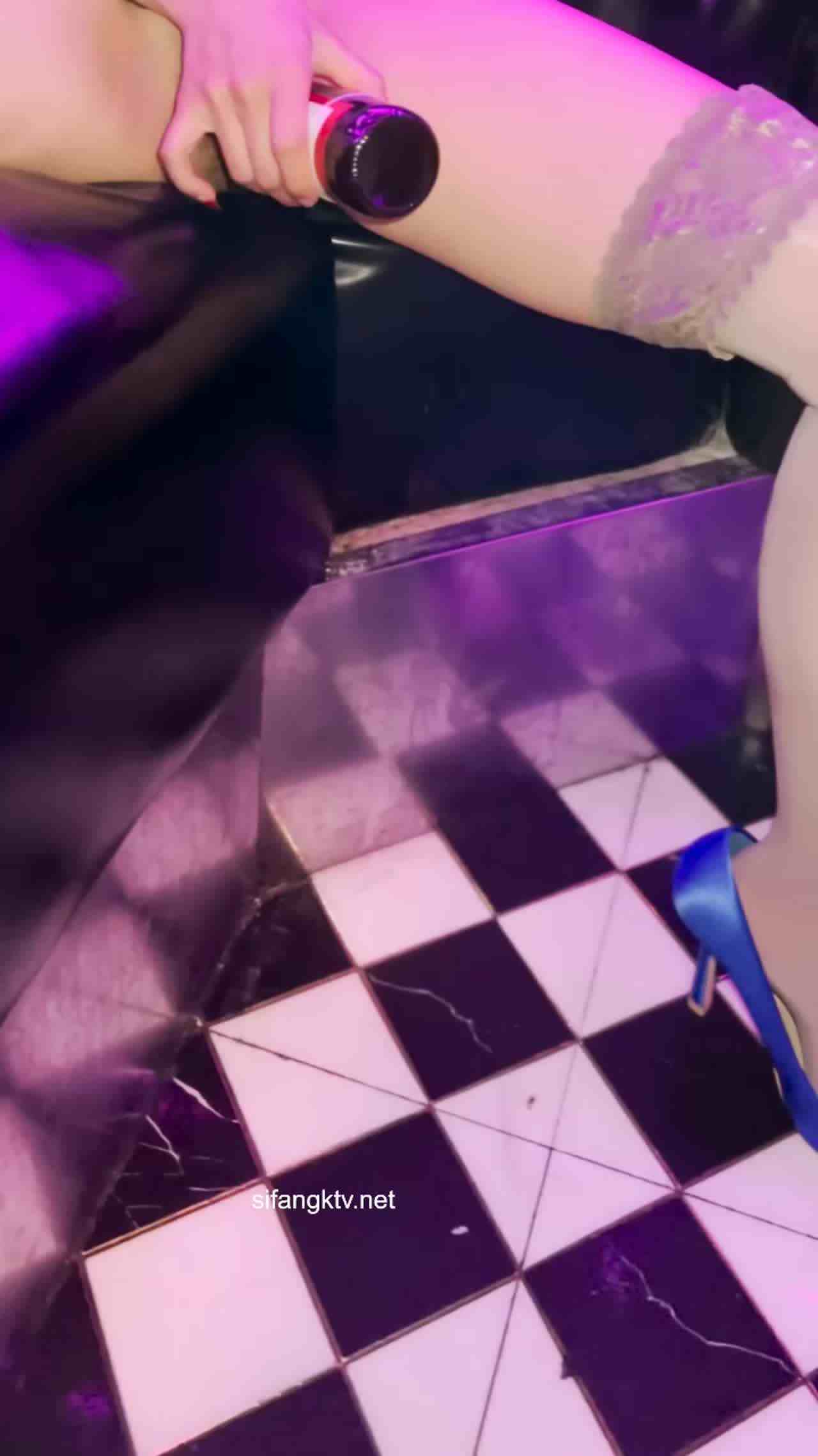  ⑨露出放尿-KTV里撩起裙子用啤酒瓶插逼逼 的剧照2