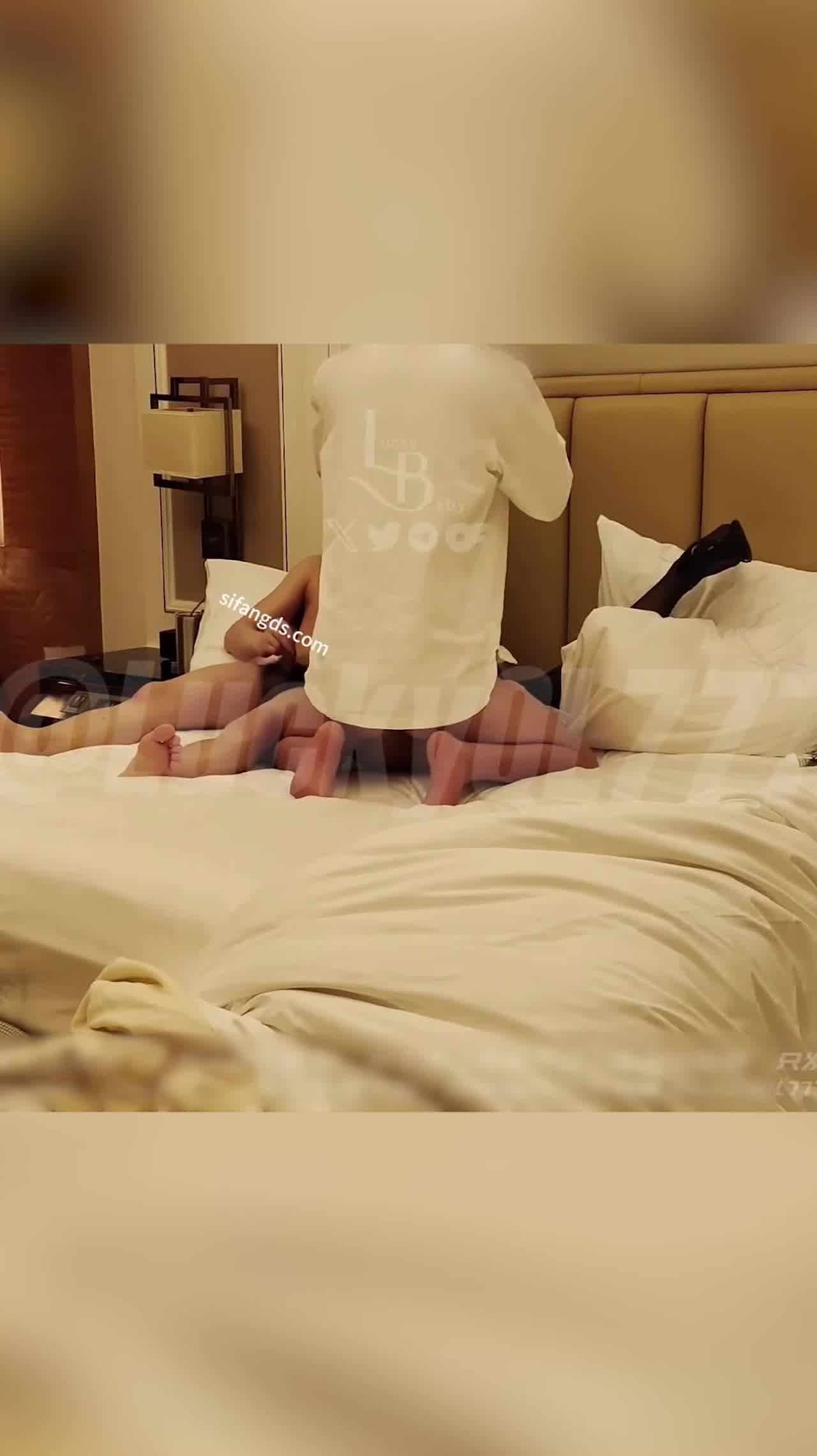  黑丝长腿母狗激烈操炮一个肉棒满足不了！淫荡之夜 的剧照8