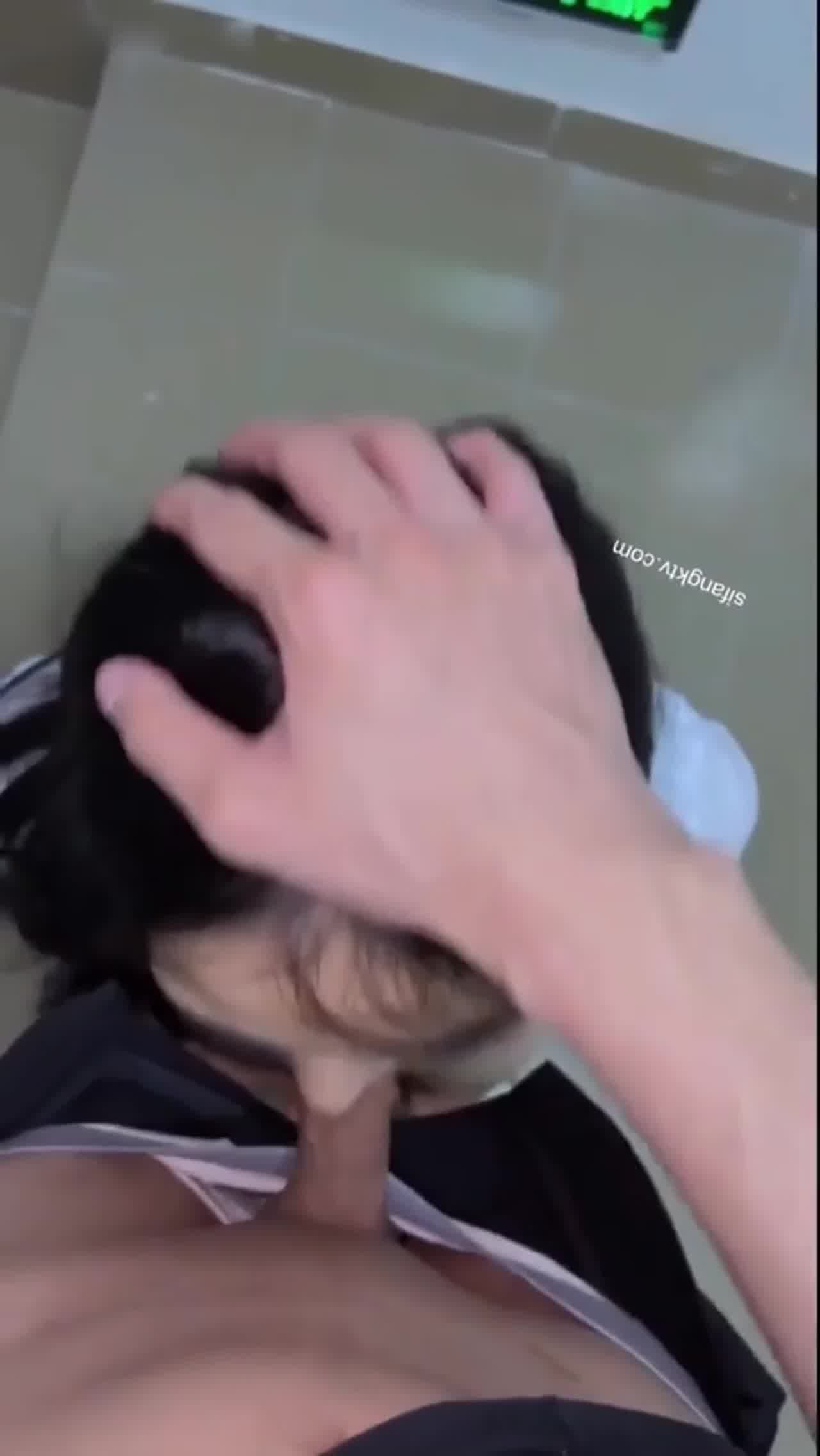  当上楼时看到野生露出母狗 的剧照6