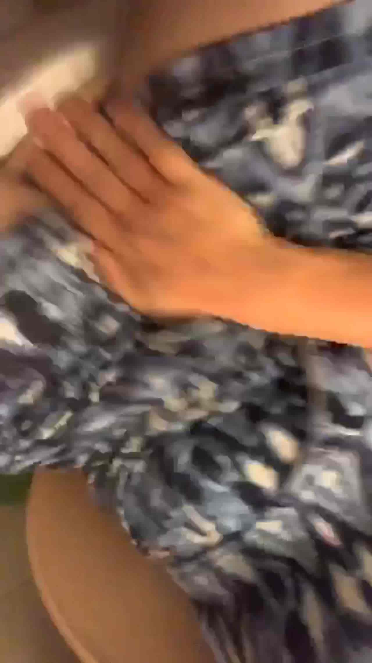  男友为了女友男扮女装自拍性爱影片 的剧照1