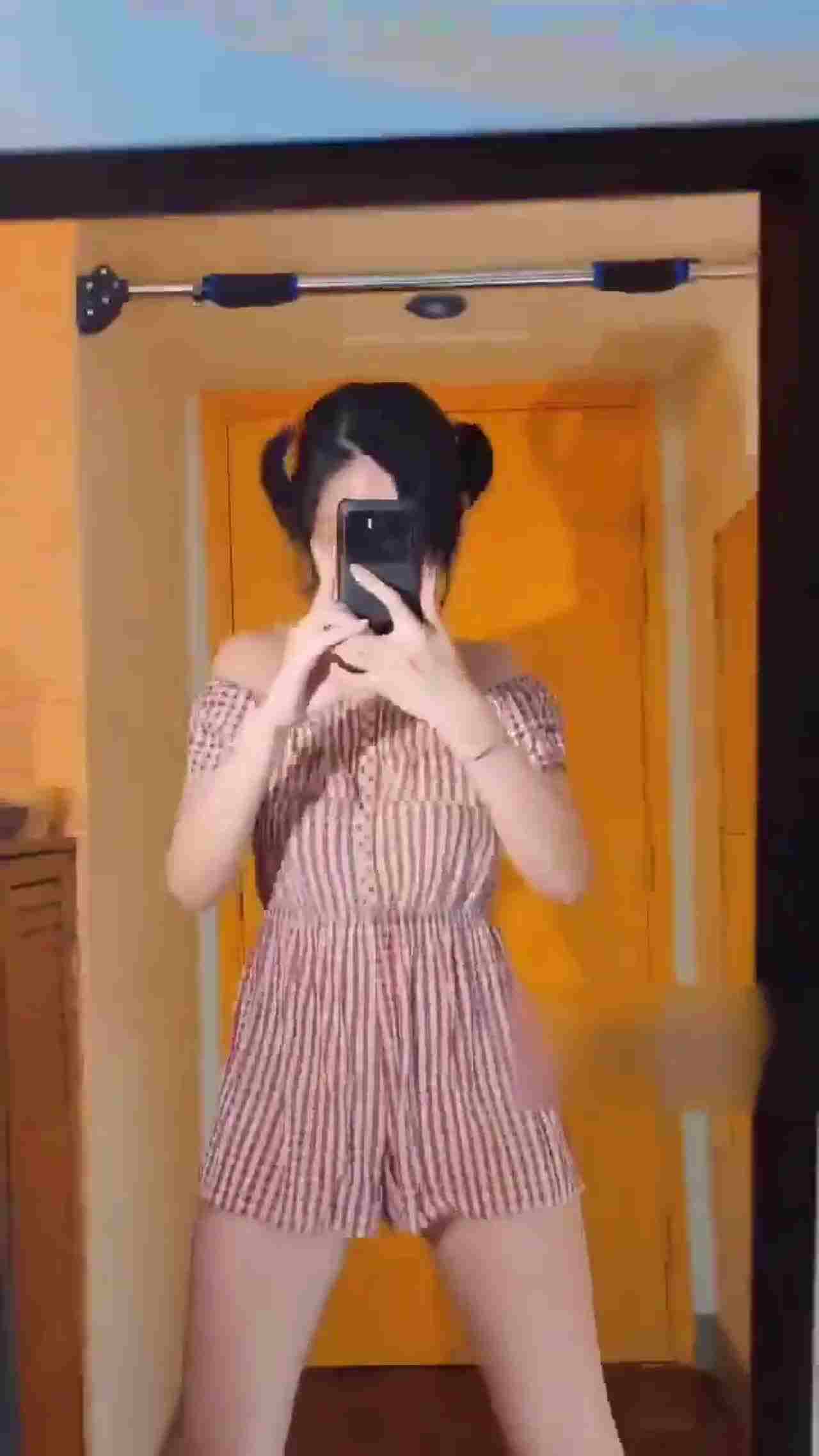  NAIMI变装肛塞大秀身材 的剧照2