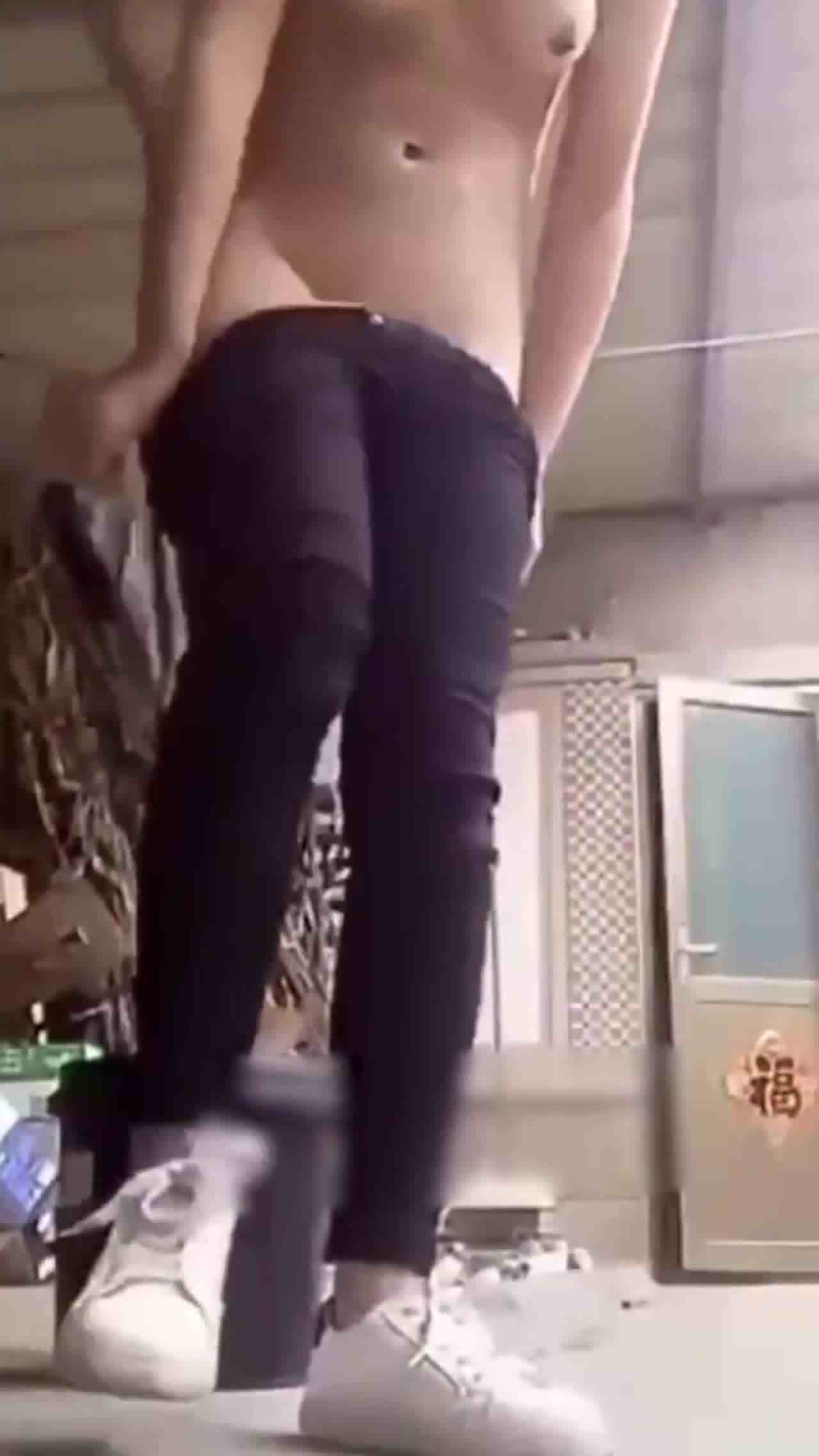  【姐弟乱伦】帮姐姐解决需求的弟弟们 被催着壮阳 真实大合集 的剧照5