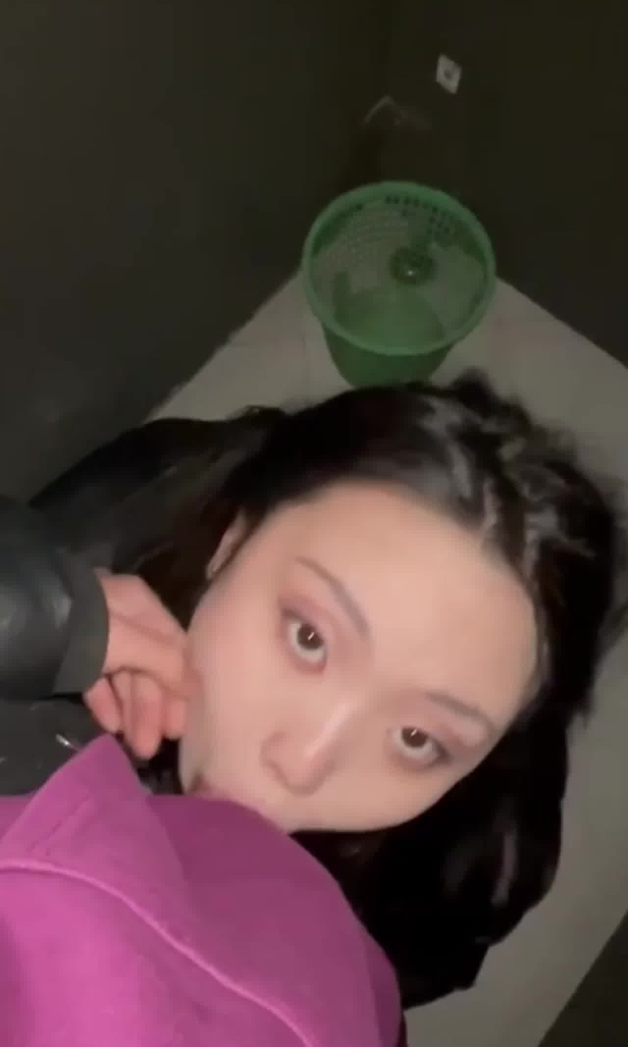  商场偶遇前女友先拉到厕所舒服一下 的剧照4