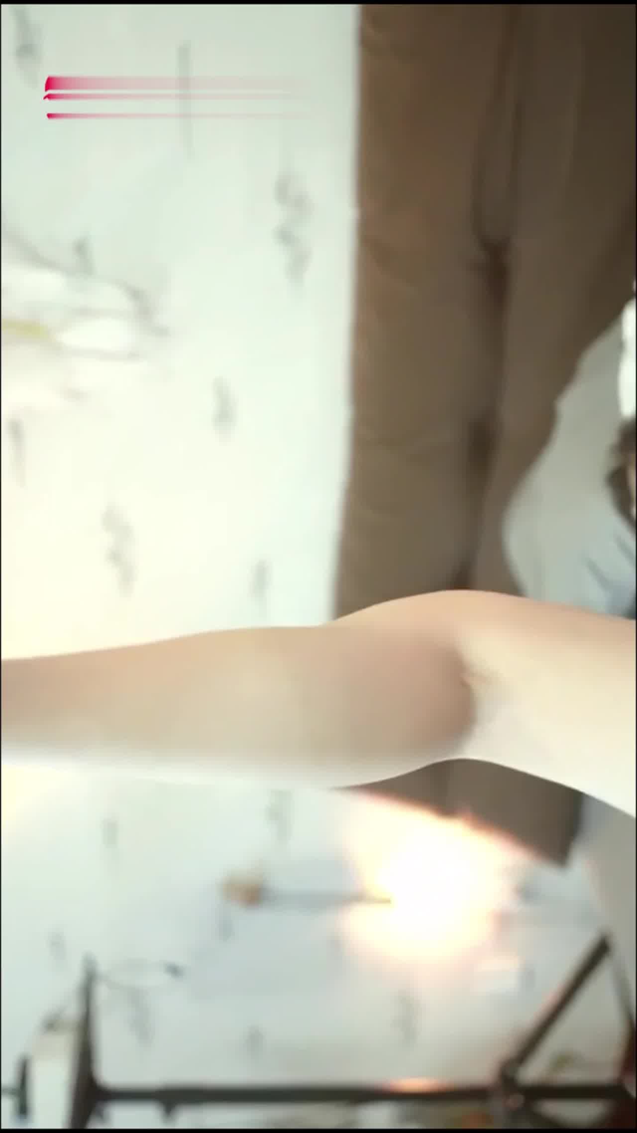  极品反差婊，白虎骚穴被操的白浆冒出来 的剧照4