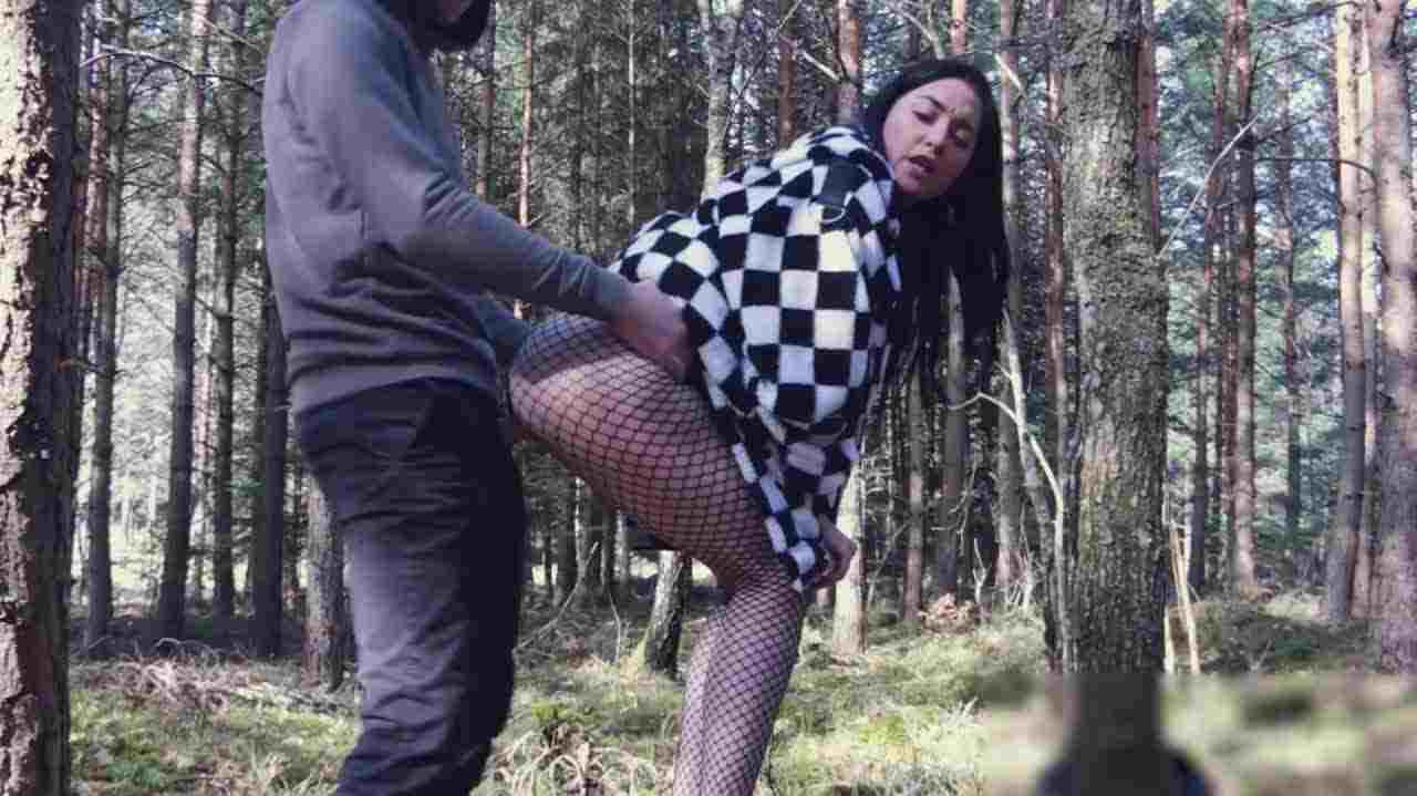  野外这样搞也太放纵了 的剧照5