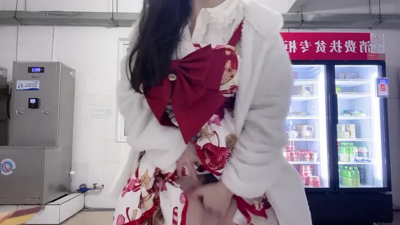  【这也太骚了，在学校宿舍创业当网黄】趁舍友出去拿出超大阳具自慰，猛插自己逼真是丝毫不手软啊！ 的剧照10