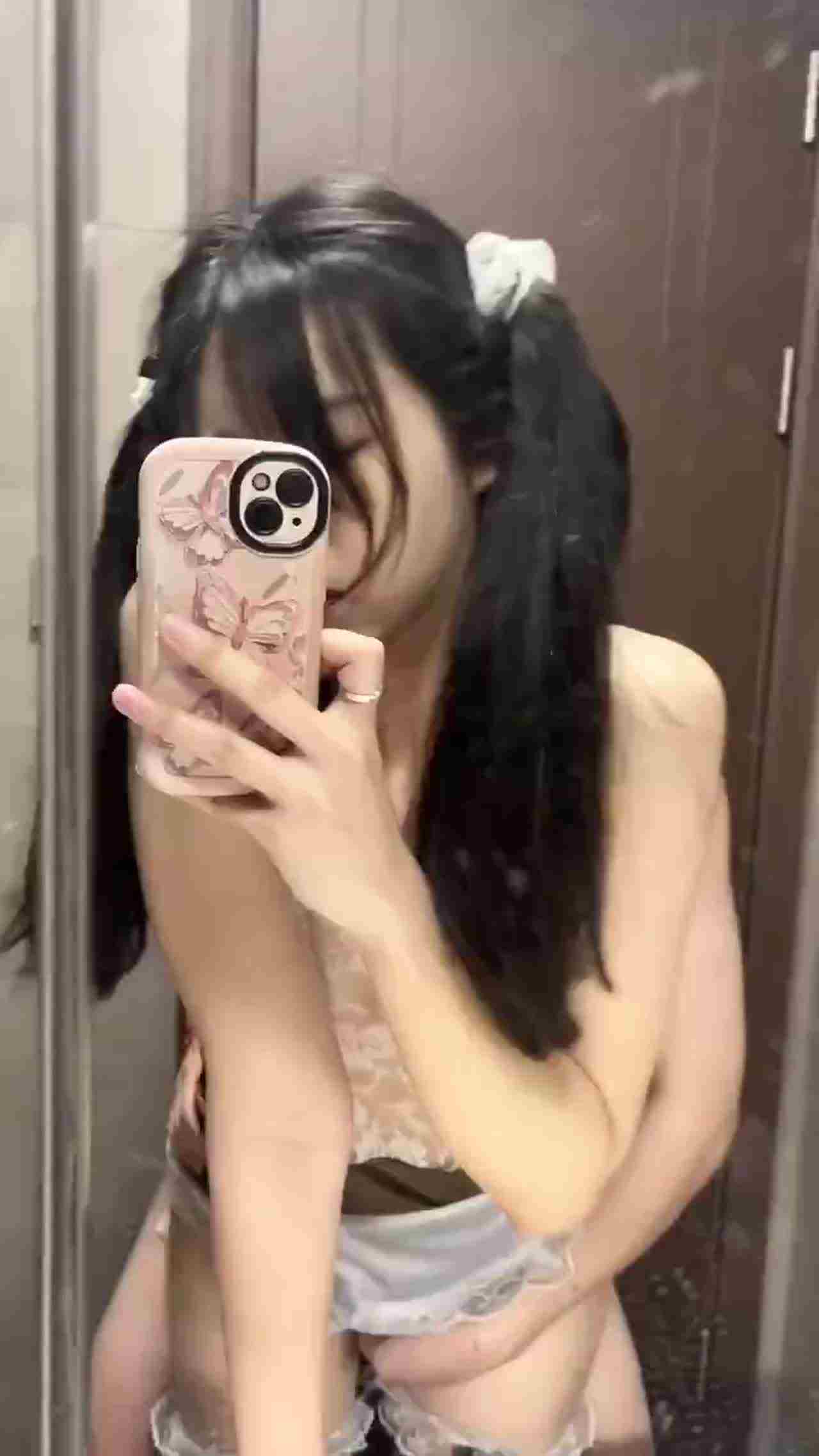  双马尾萝莉浴室被男票后入并自拍 的剧照2