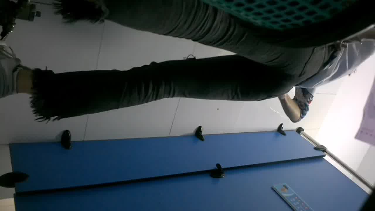  厕拍大神大胆偷拍各类颜值美鲍，故意让人发现 的剧照1