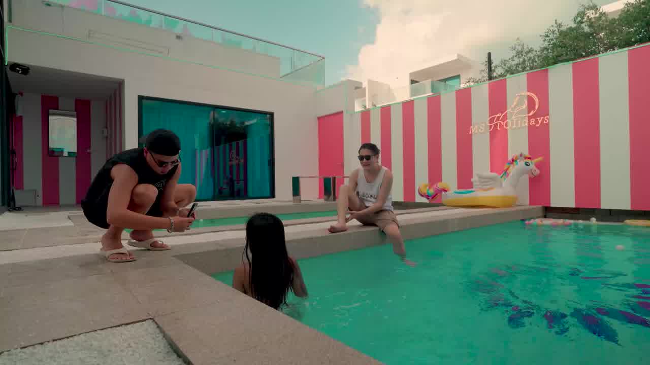  【大象传媒】羞耻水着紧逼 超肉感双臀配紧逼三角丁字裤 的剧照3