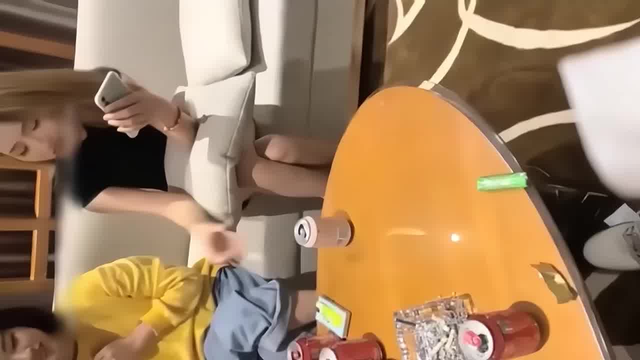  【收费】富二代包养三女，直播大秀大翘臀前戏充足撅这屁股拍对亮相 的剧照2