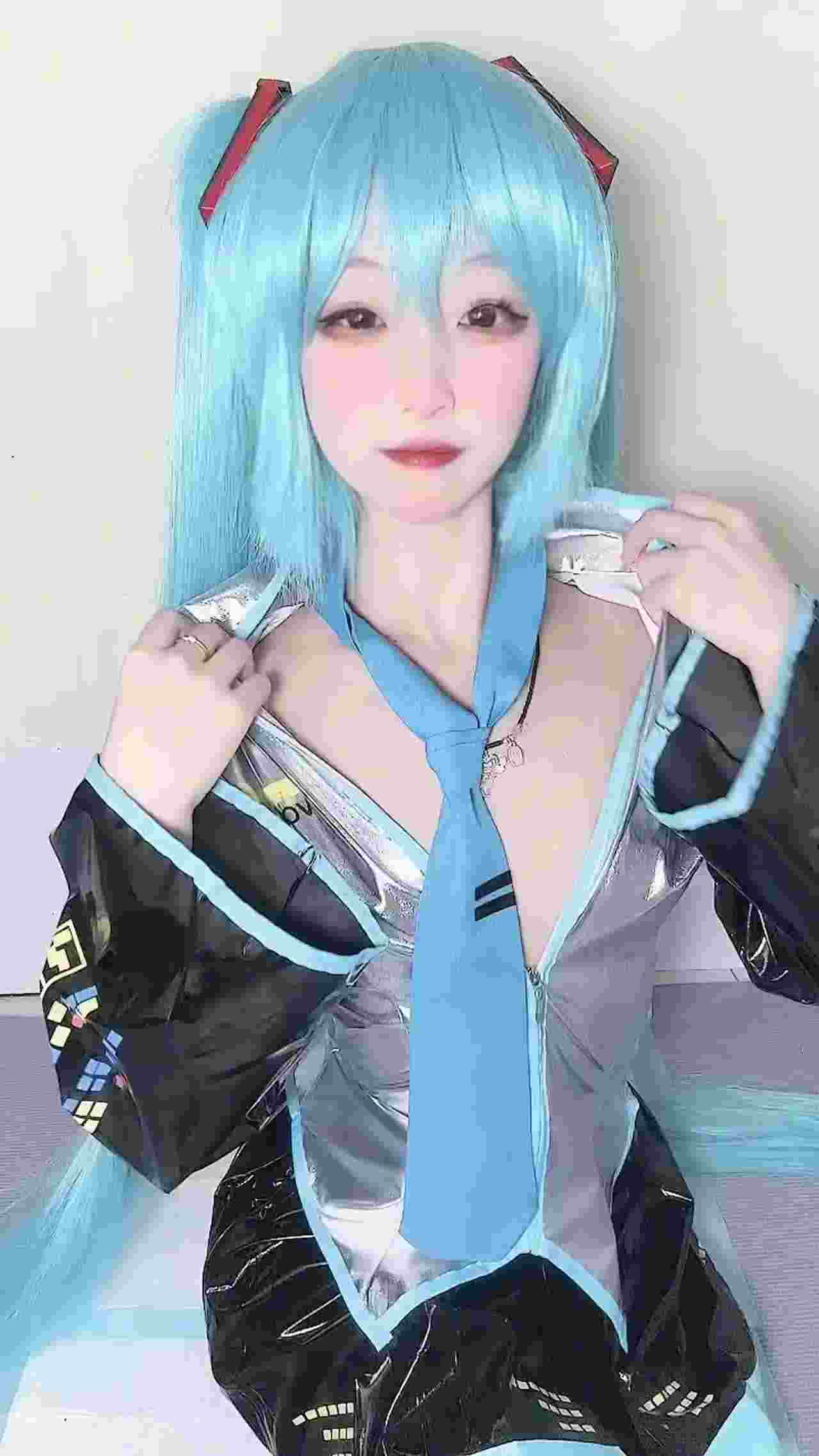  自购X高价露脸-cos初音未来剧情演绎，碰到粉丝上门被强奸，插到骚逼喷水，这颜值长相真的太清纯了 的剧照10