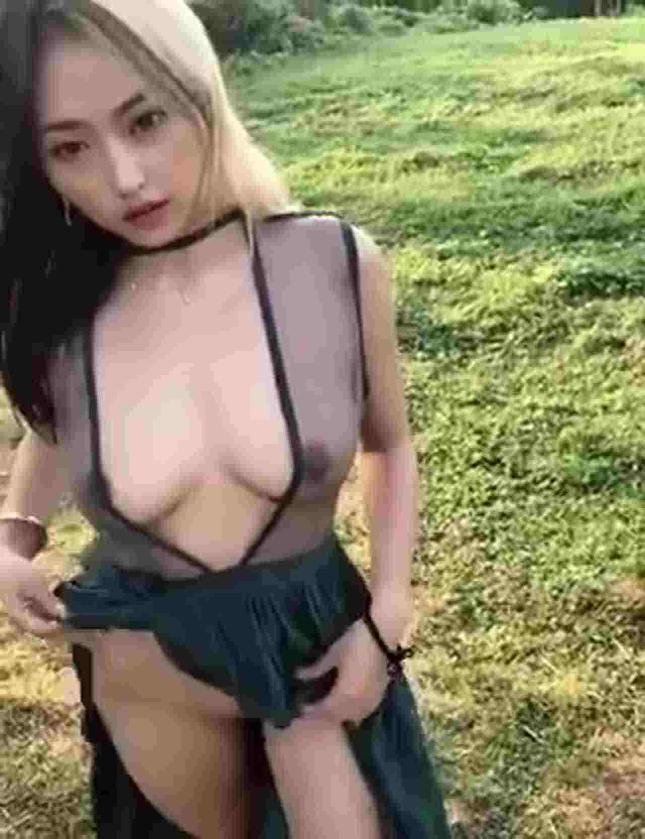  小姐姐就喜欢野外露出 的剧照1