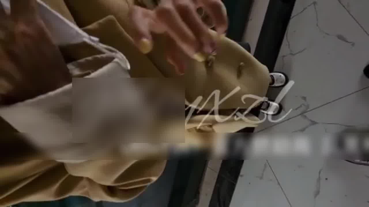  午休时间把公司前台叫到露天走廊口爆后入 的剧照3