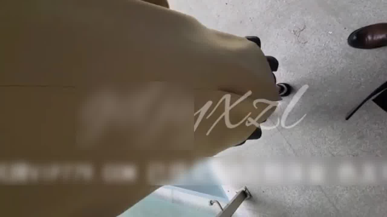  午休时间把公司前台叫到露天走廊口爆后入 的剧照10