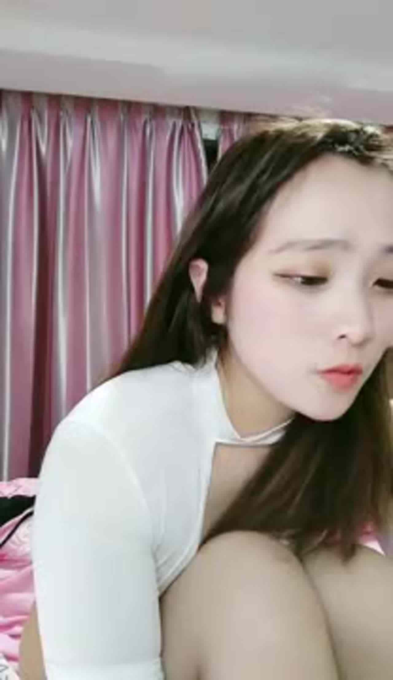  高颜值长相甜美萌妹子特写道具自慰 的剧照8