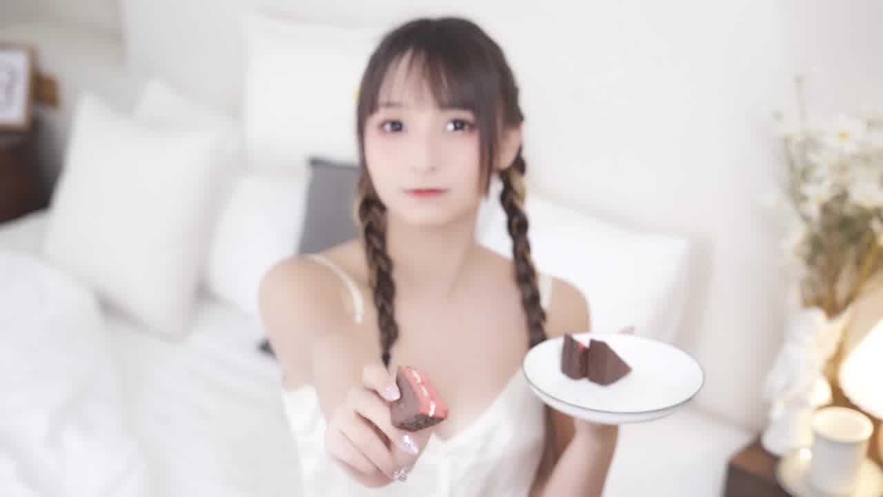  神楽坂真冬 巧克力香蕉萌妹子诱惑 的剧照2