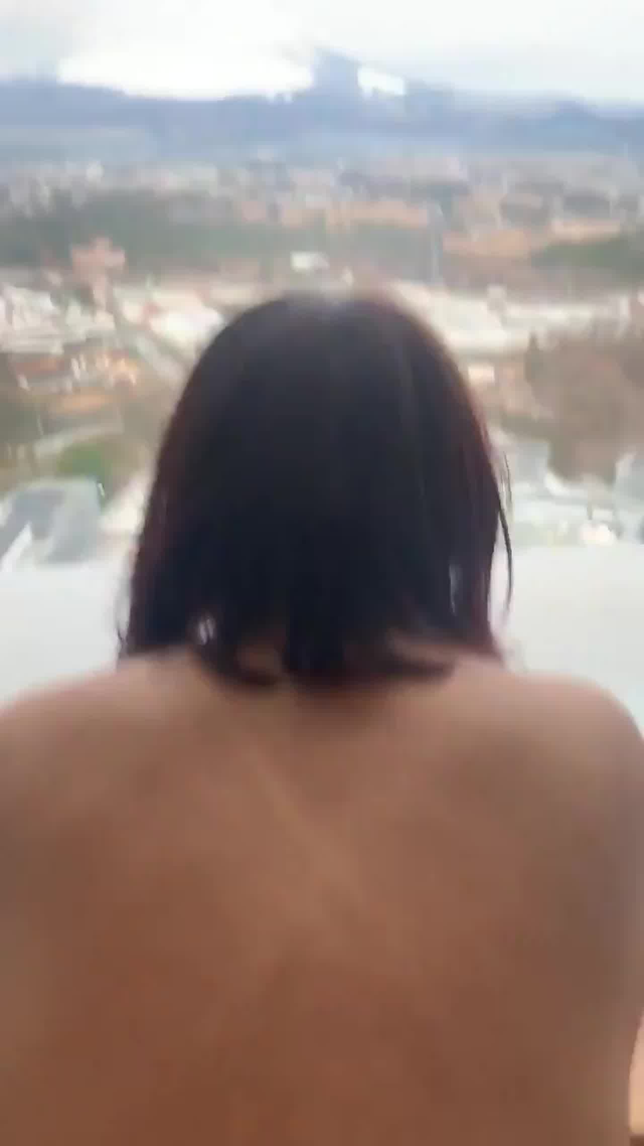  落地窗边后入 的剧照4