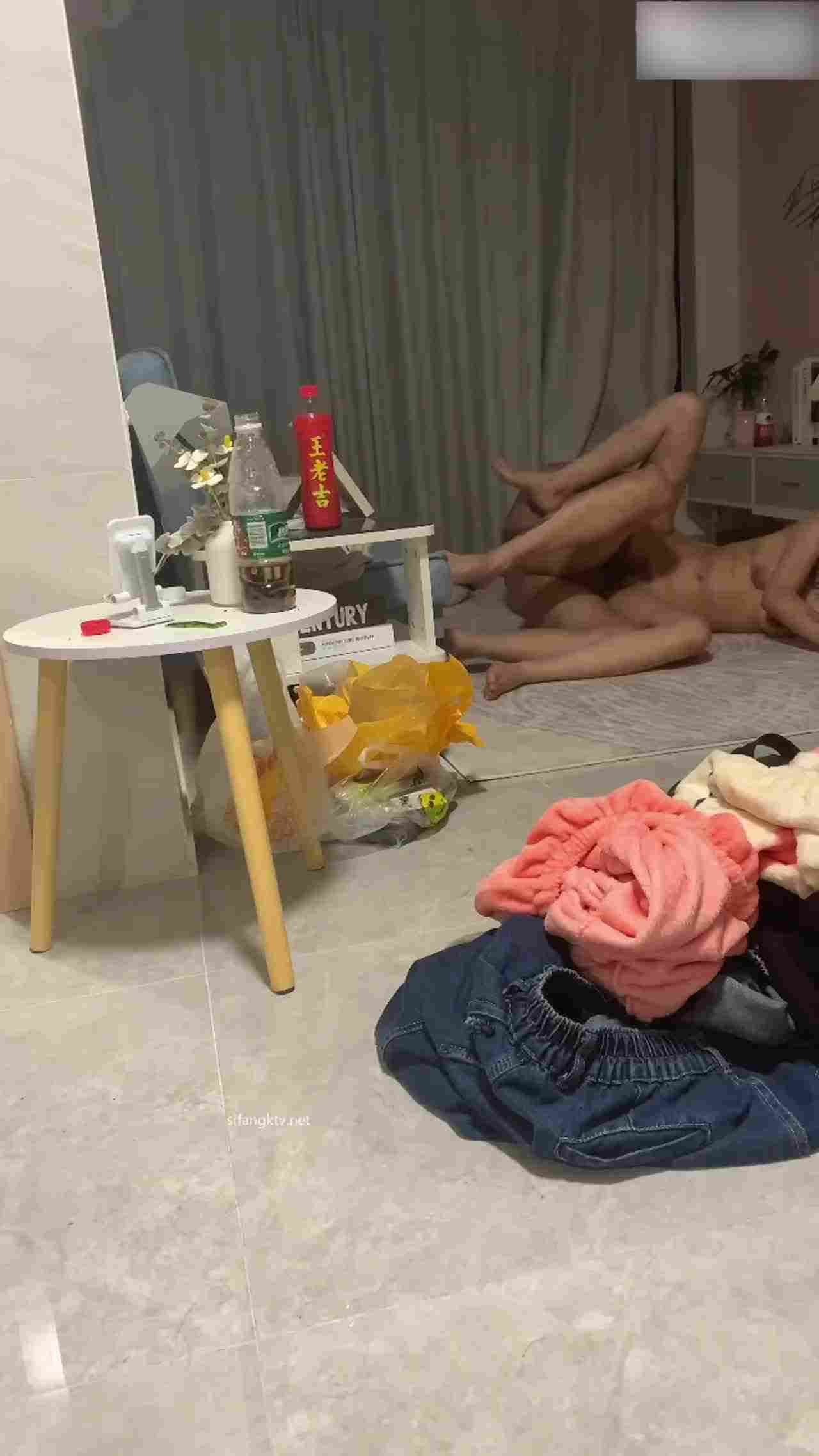  被醉酒精神小妹瞧不起，一直吐槽不够用力射得快，最后还让擦干精液继续操她到天亮，真扛不住了 的剧照1