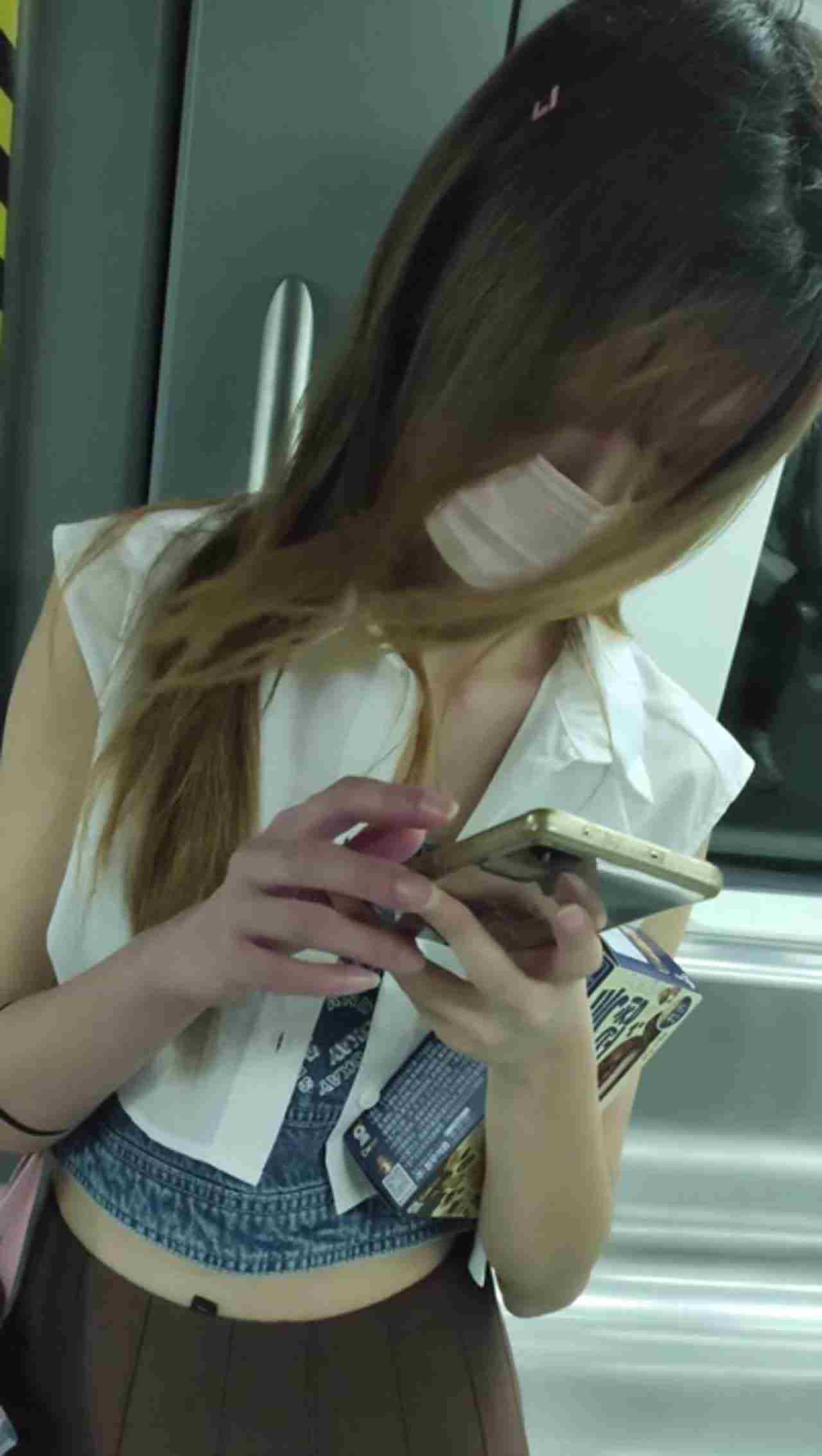  【重磅首发】大神冒死抄底多位气质小姐性感小内内，原汁原味，惊现无真空，怼B猛拍，胆子太大了！ 的剧照1