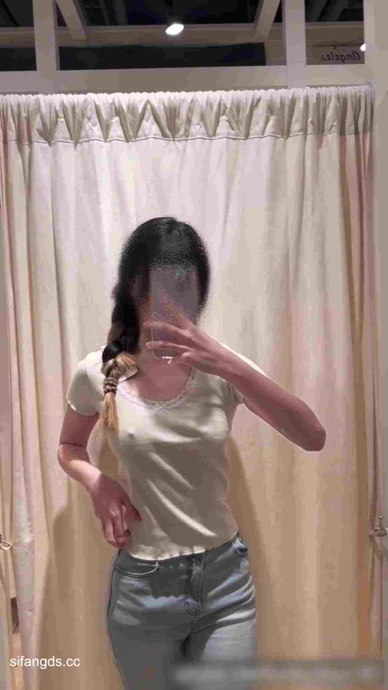  黑丝翘臀就差你的大鸡巴了 的剧照5