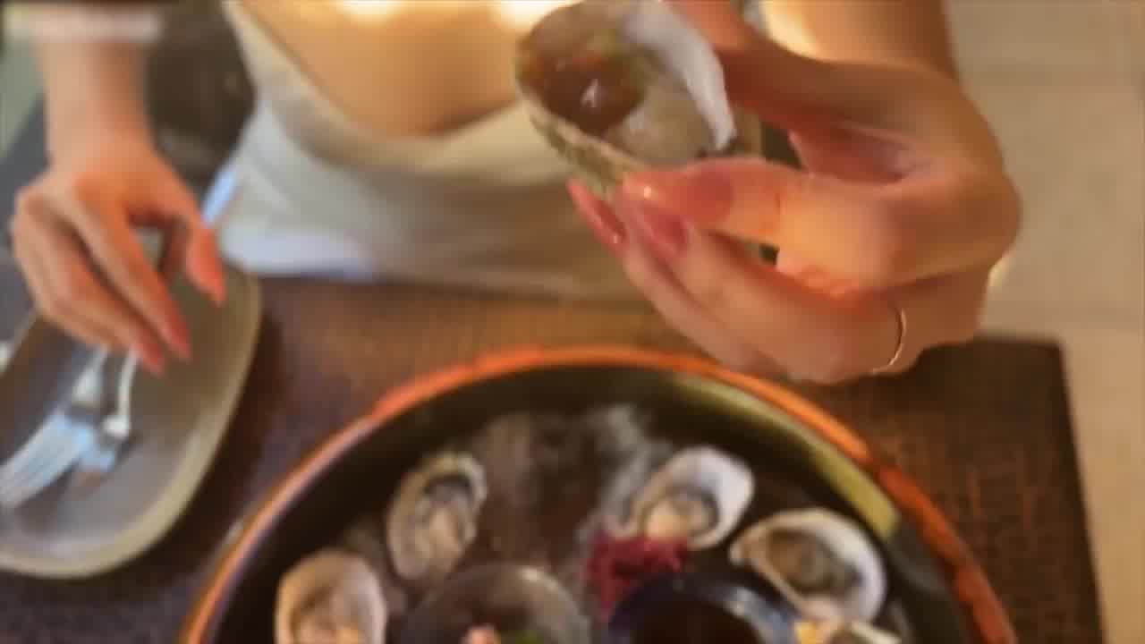  李艾 爆乳女友vlog出游开房激情啪啪 的剧照4