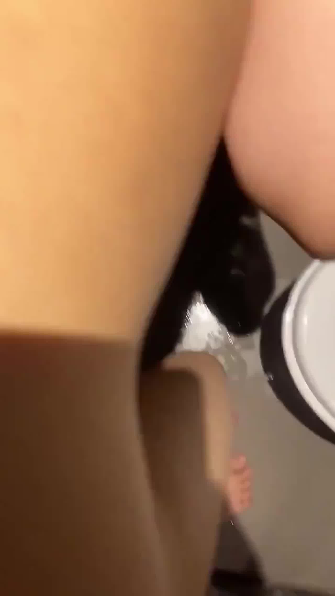  拽着头发在马桶旁边操 的剧照10