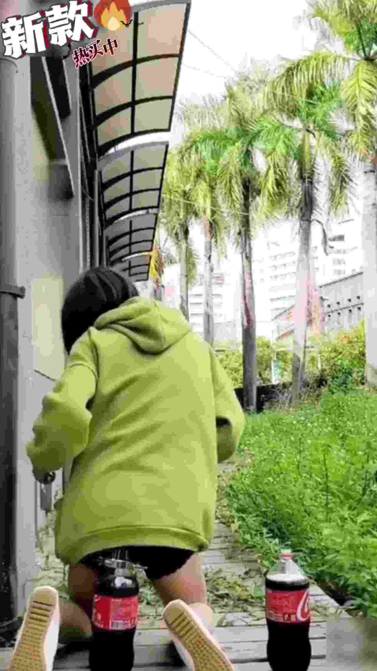  【疯狂系列】可乐喷射菊花 变态街头失禁 的剧照2