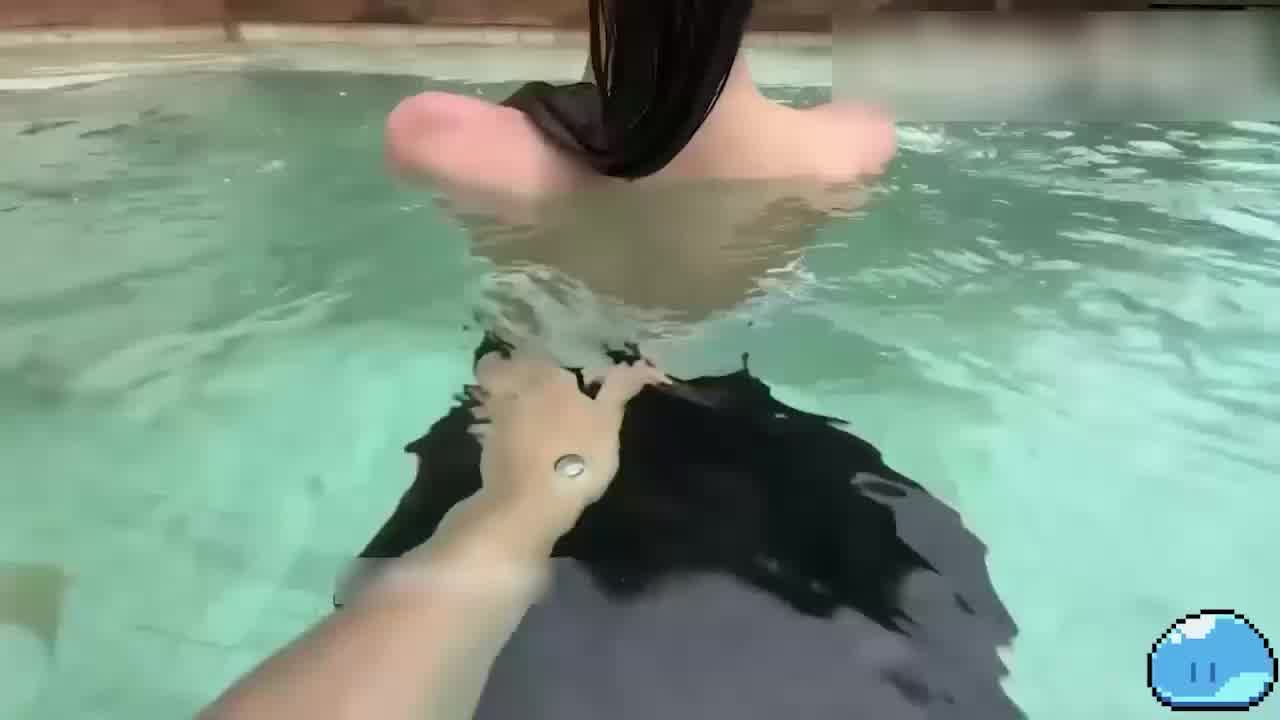  蜜月之旅，天使五官皮肤细腻如玉，别墅泳池激情暂放 的剧照6