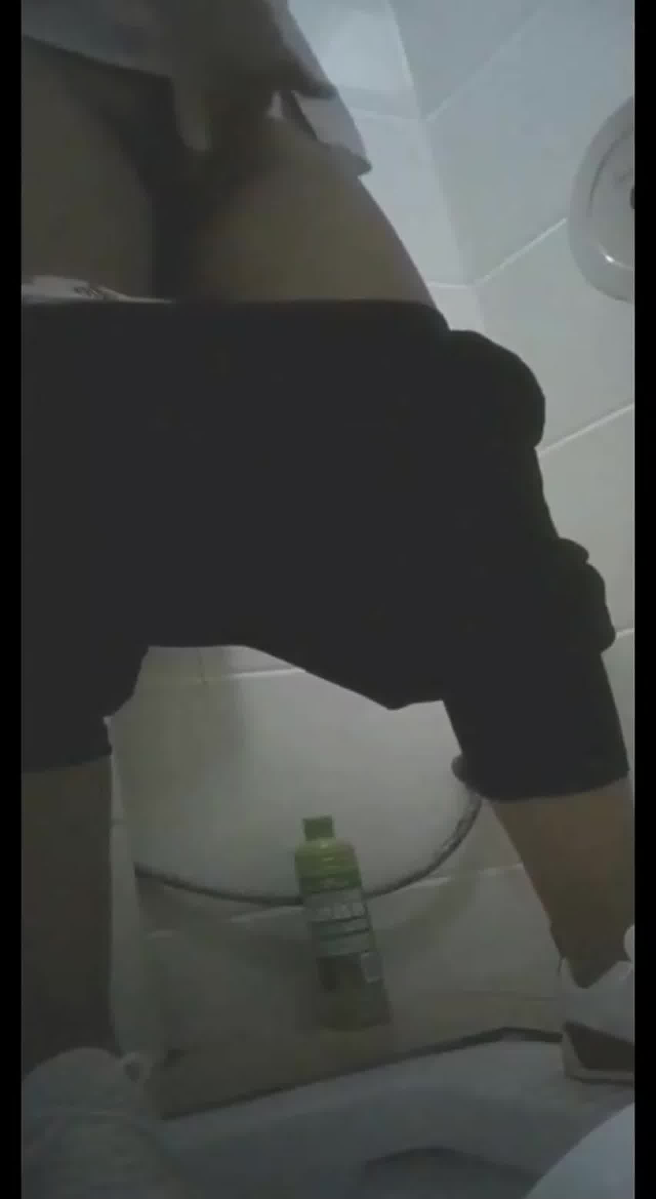  偷拍公司会计在厕所自慰 的剧照4