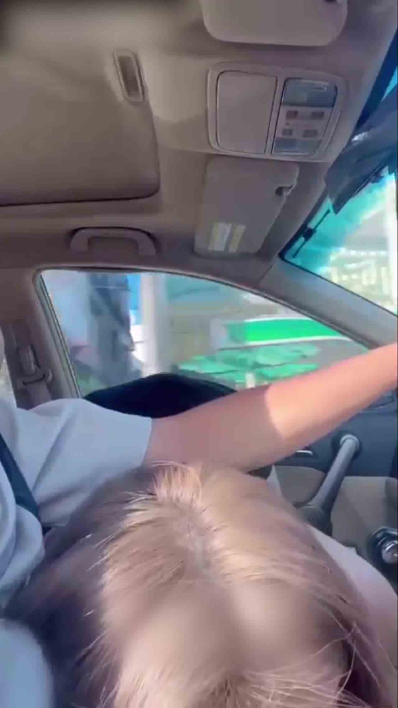  catelyn 在车子上来一场爱爱 小骚包帮我口交 的剧照2