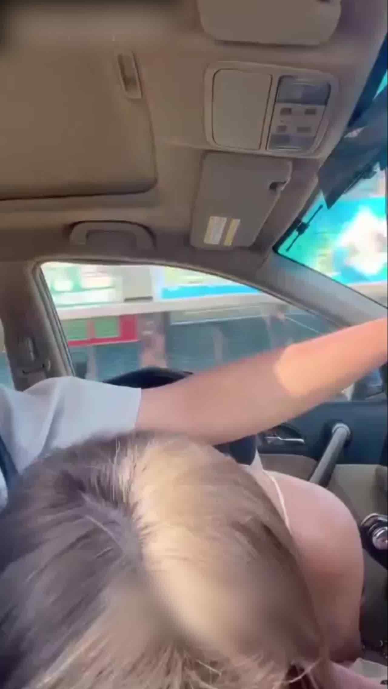  catelyn 在车子上来一场爱爱 小骚包帮我口交 的剧照5